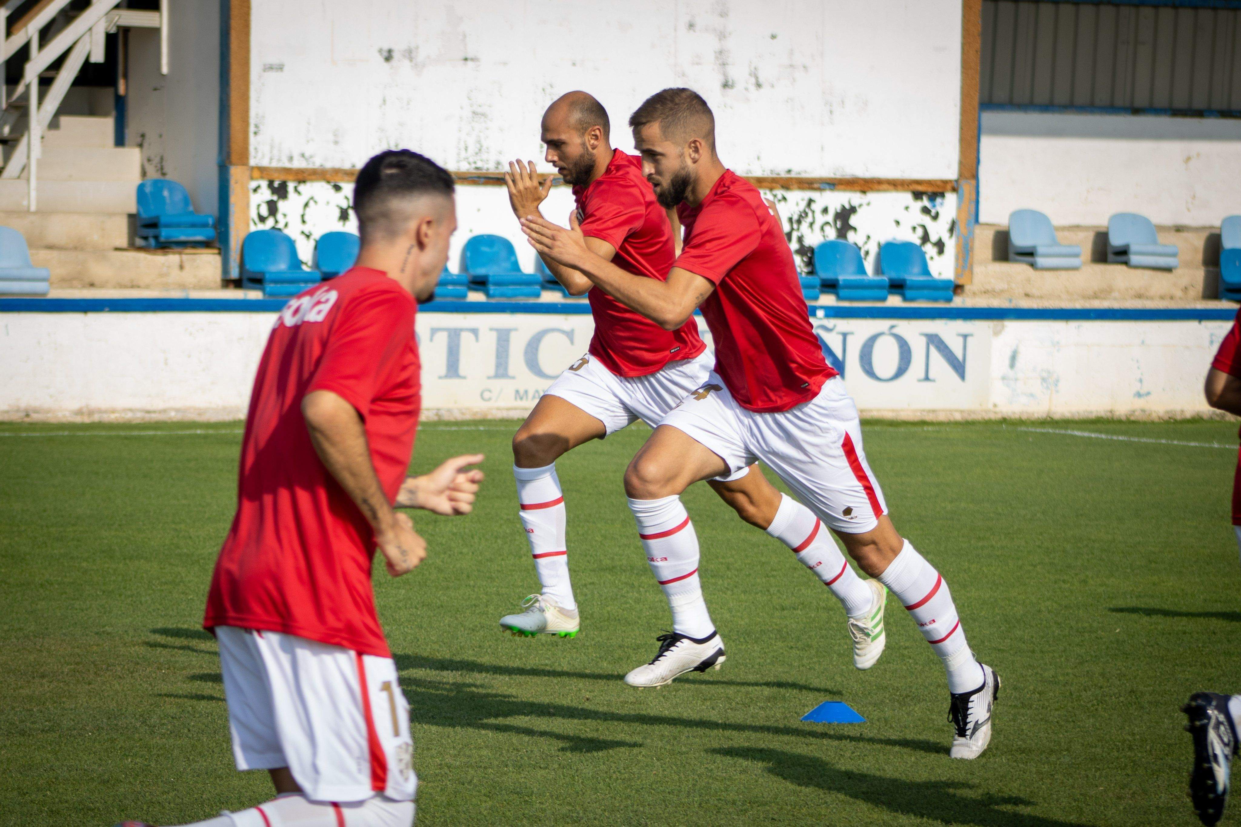 Los Pulidos calientan antes del Mirandés-Huesca de este sábado. FotoSDH