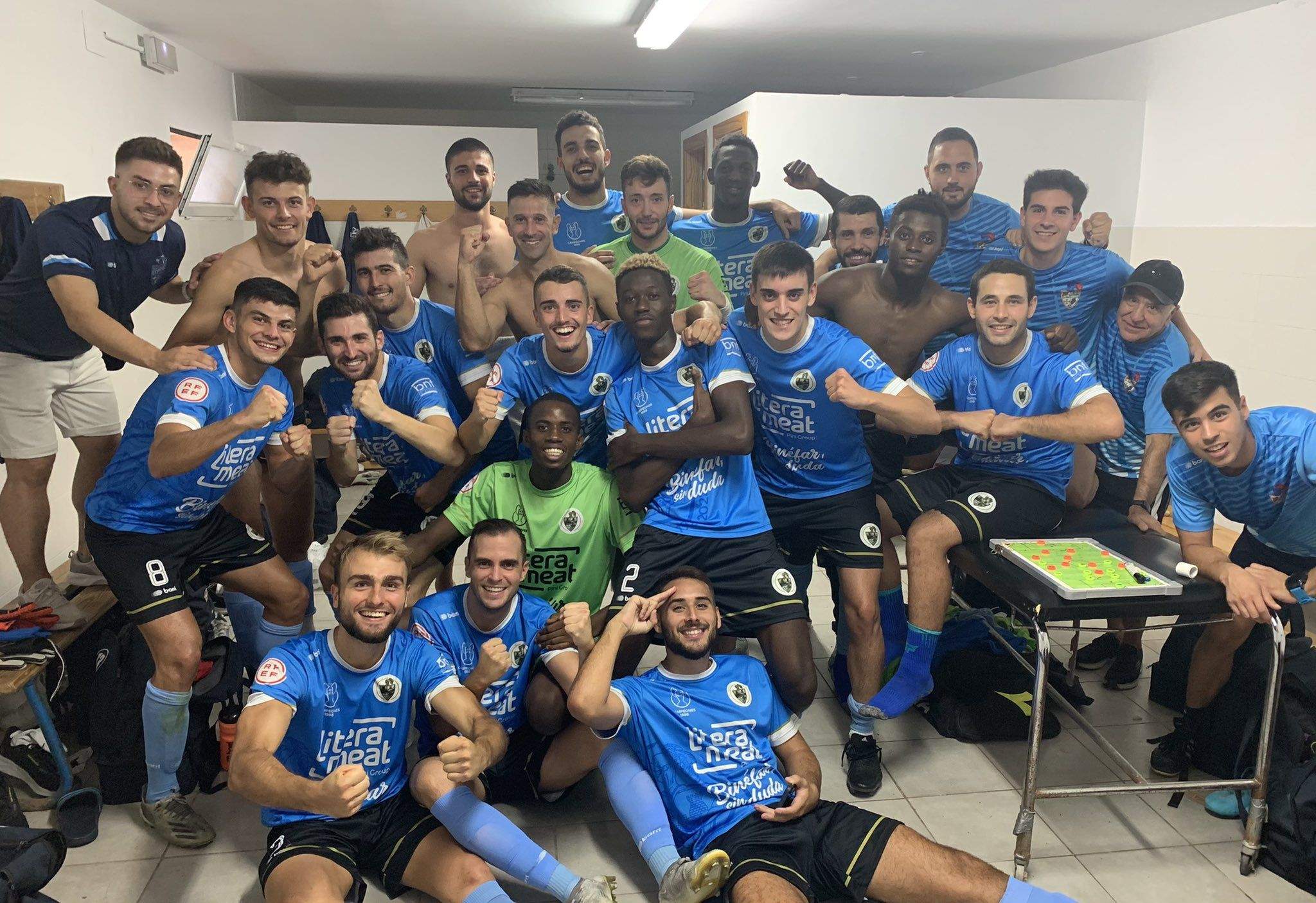 Los jugadores del Binéfar celebran la victoria en Calamocha.