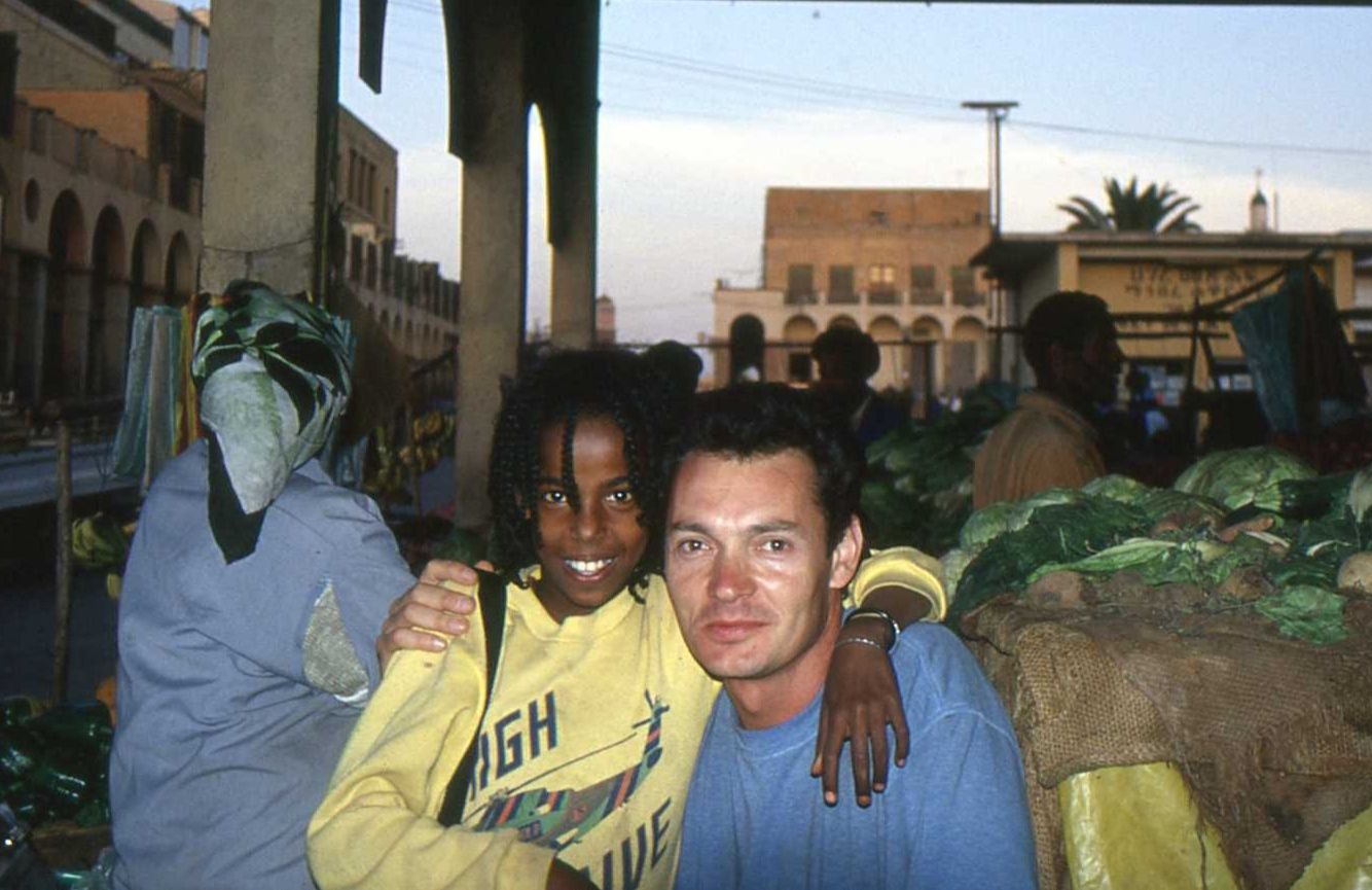 Con Jordan, una niña eritrea