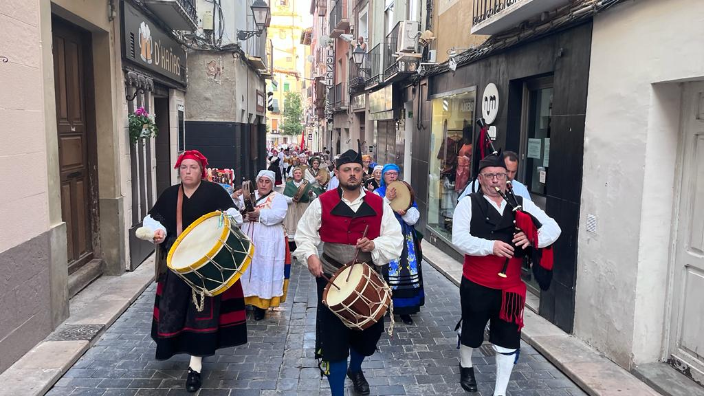 El grupo L' Esperteyu en la calle Ramiro el Monje durante el pasacalles.
