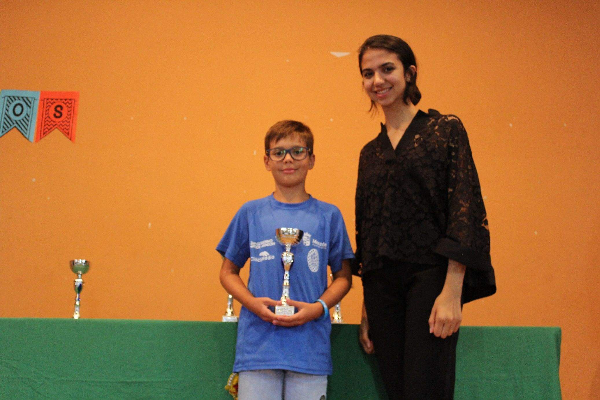 Mateo Mendoza, campeón sub12, con Sara Khadem