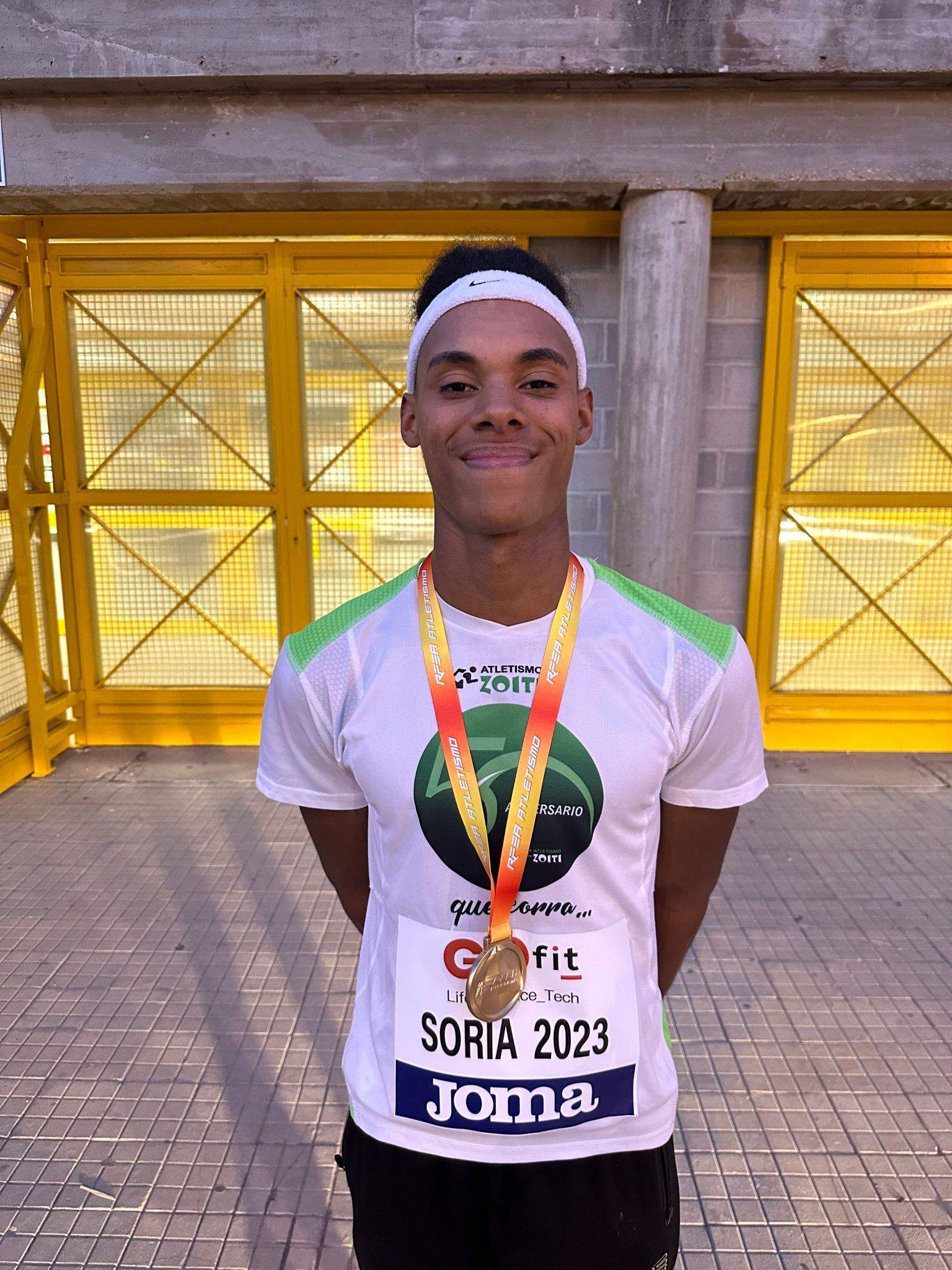 Riki Mateo con el oro que le lleva al Europeo de Jerusalén.