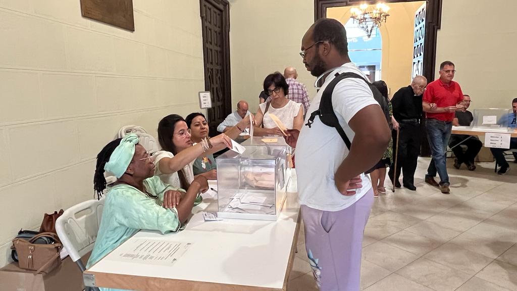 Votaciones en las elecciones generales del 23J en el colegio del Ayuntamiento. Foto: Mercedes Manterola