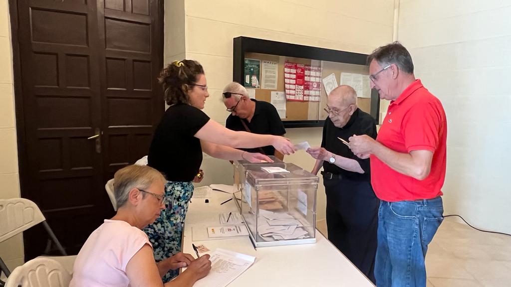 Votaciones en las elecciones generales del 23J en el colegio del Ayuntamiento. Foto: Mercedes Manterola