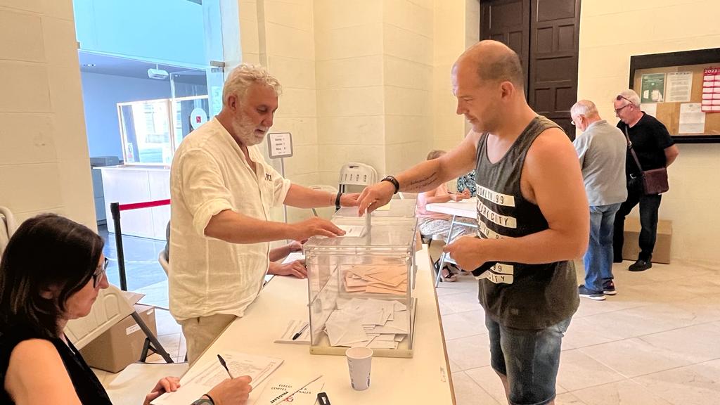 Votaciones en las elecciones generales del 23J en el colegio del Ayuntamiento. Foto: Mercedes Manterola