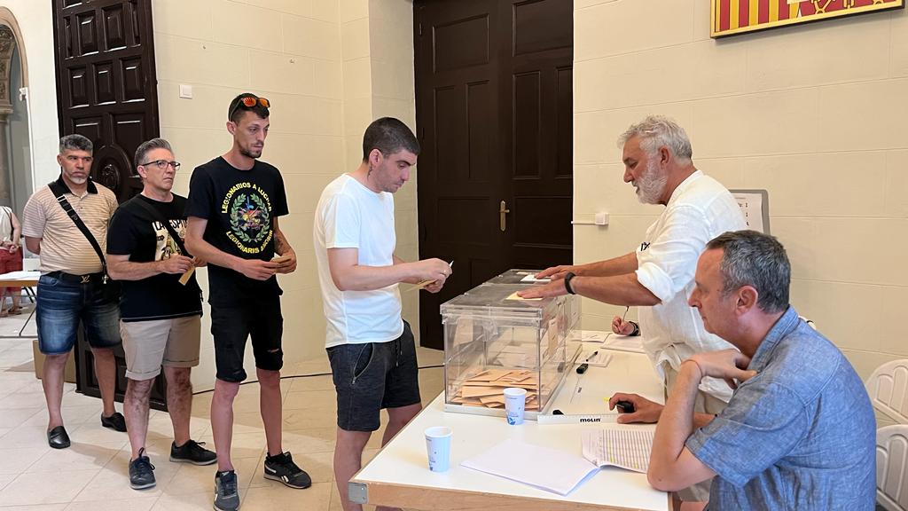 Votaciones en las elecciones generales del 23J en el colegio del Ayuntamiento. Foto: Mercedes Manterola