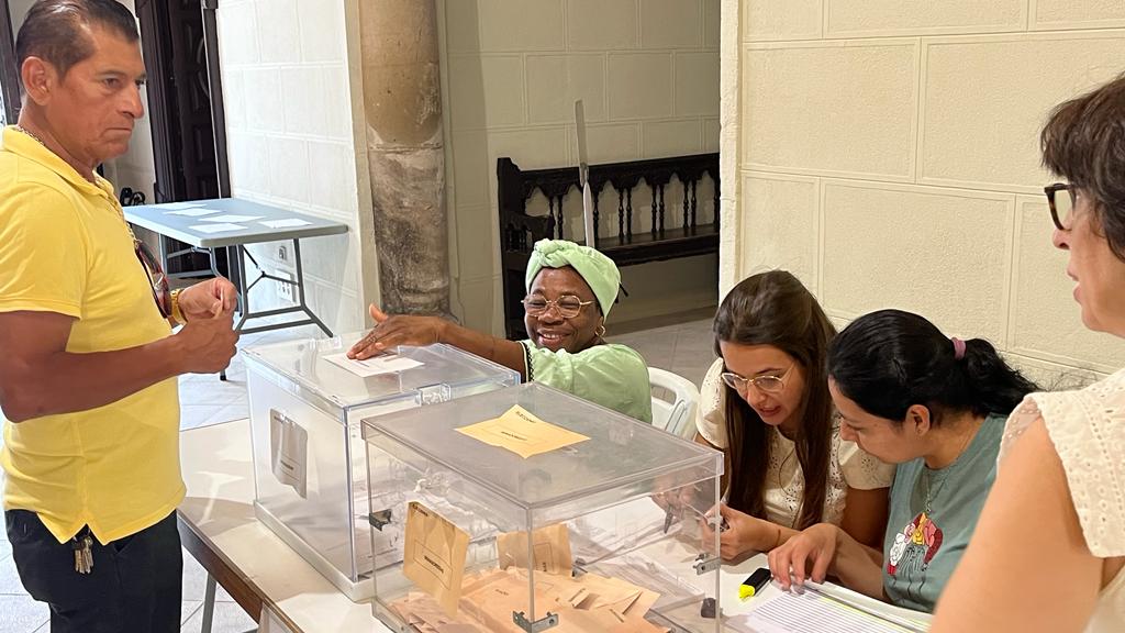 Votaciones en las elecciones generales del 23J en el colegio del Ayuntamiento. Foto: Mercedes Manterola