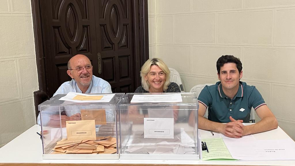 Votaciones en las elecciones generales del 23J en el colegio del Ayuntamiento. Foto: Mercedes Manterola