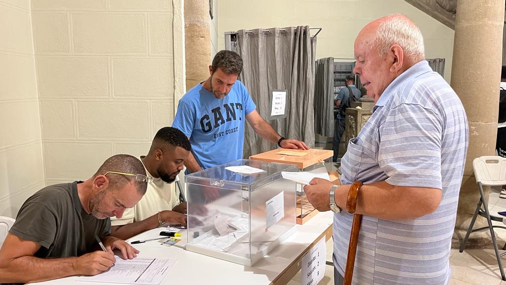 Votaciones en las elecciones generales del 23J en el colegio del Ayuntamiento. Foto: Mercedes Manterola