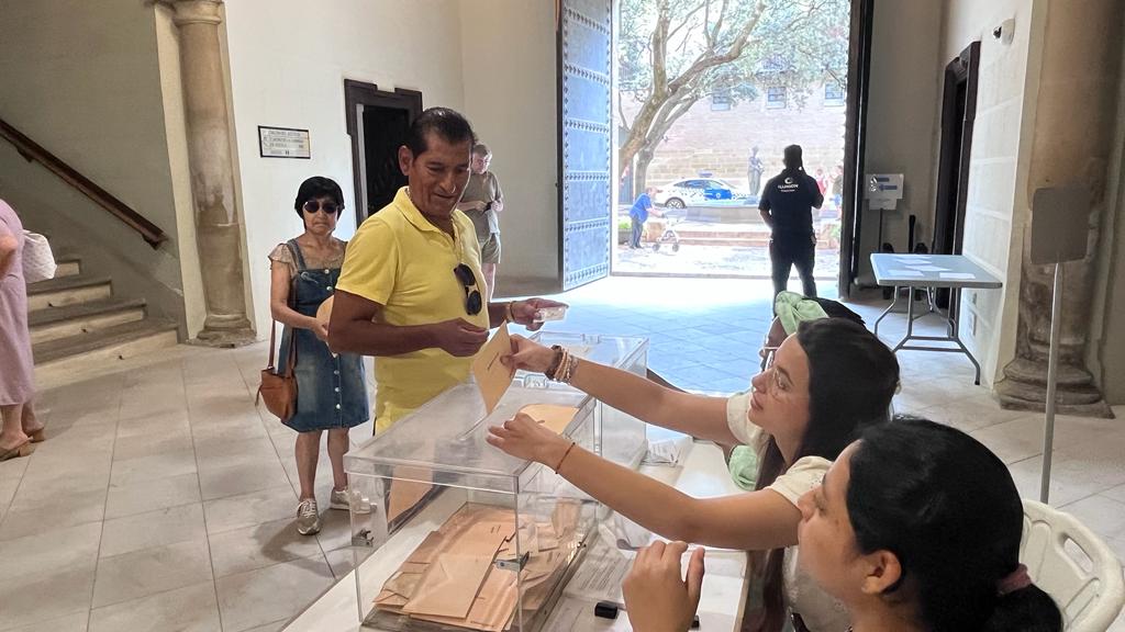 Votaciones en las elecciones generales del 23J en el colegio del Ayuntamiento. Foto: Mercedes Manterola