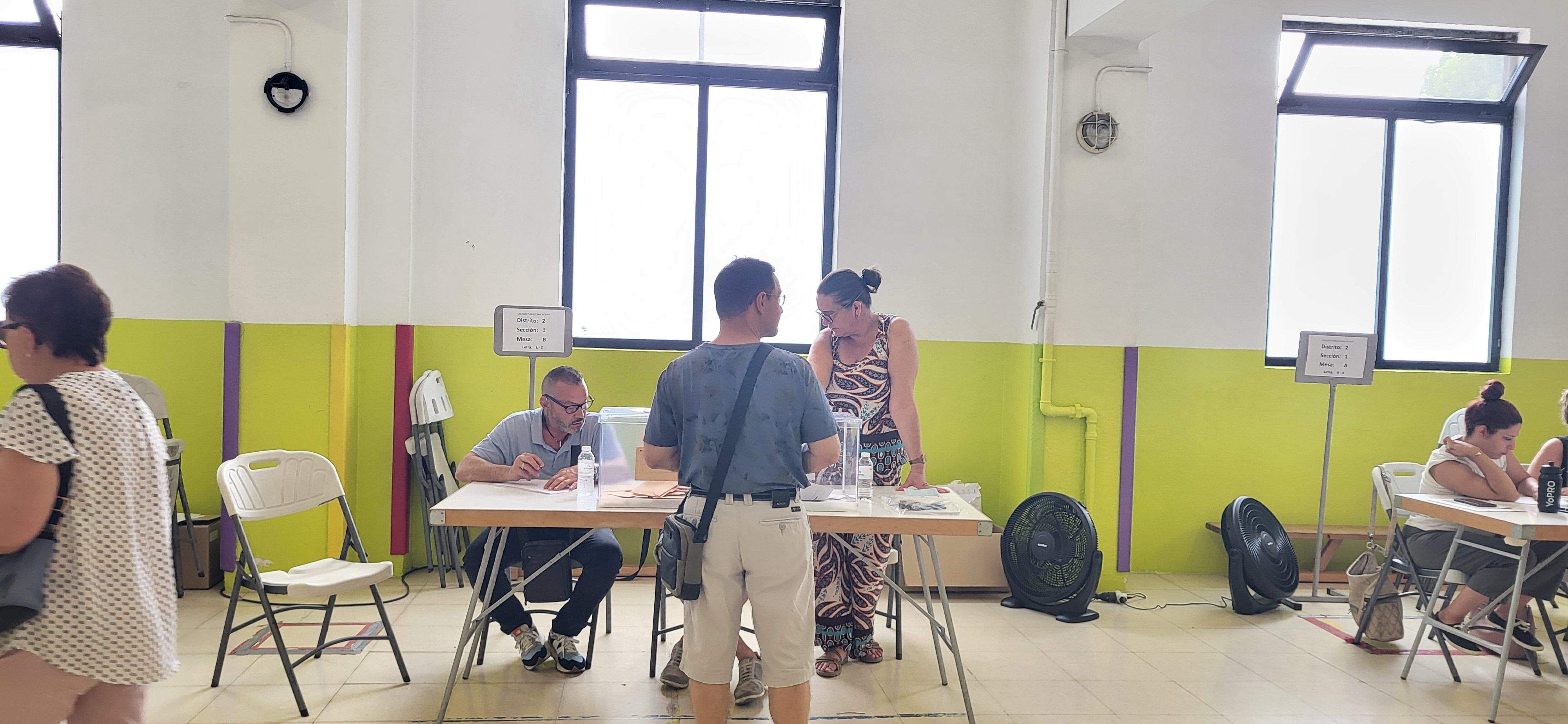 Ventiladores contra el calor en el colegio electoral de San Vicente. Foto: Mercedes Manterola