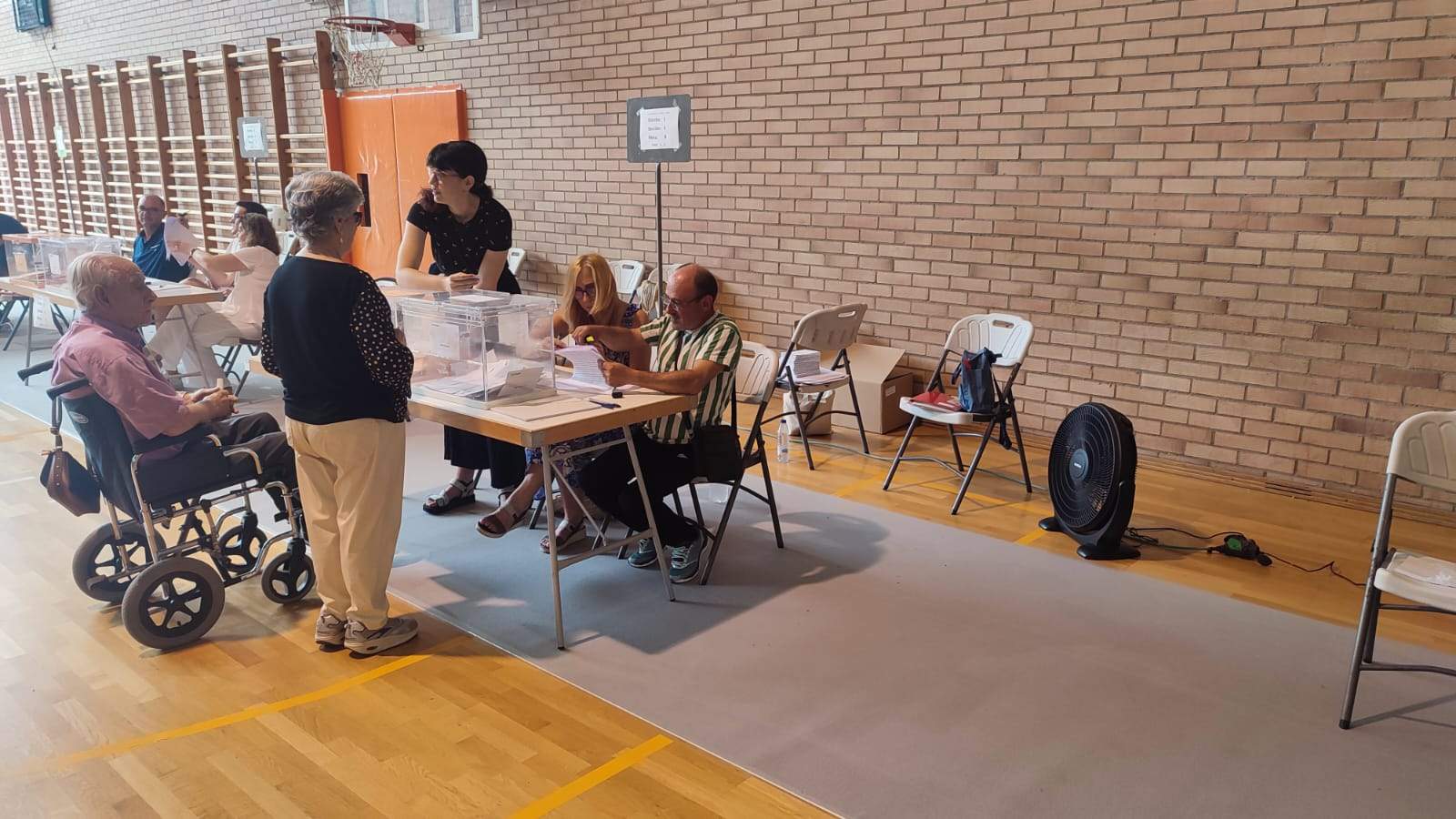 Voto entre ventiladores en el Pedro J. Rubio de Huesca en la jornada electoral.