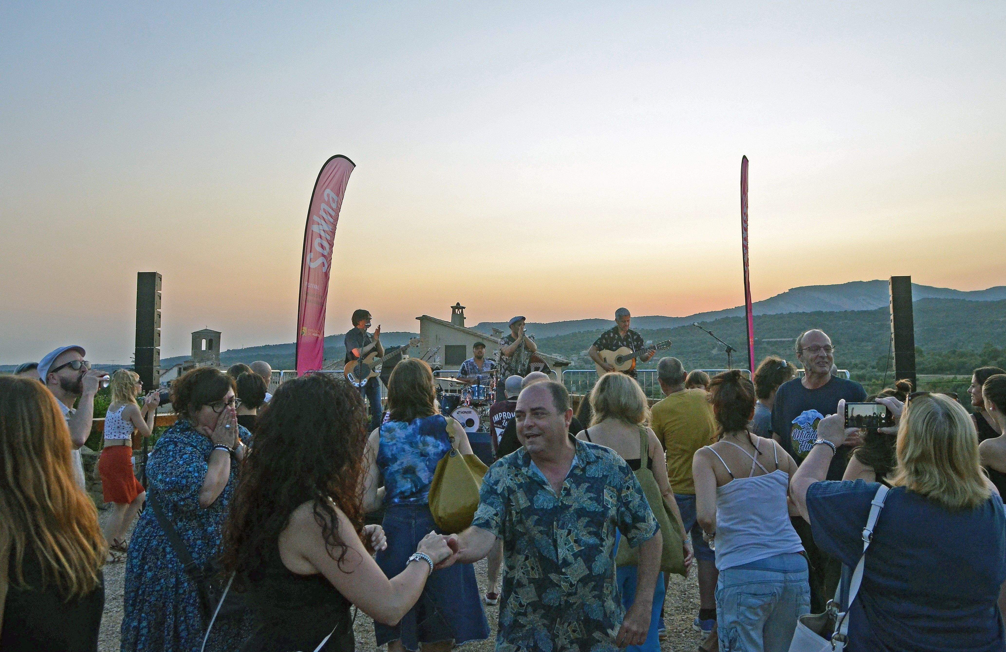 Ambientazo en Colungo con Joan Garriga y El Mariachi Galáctico