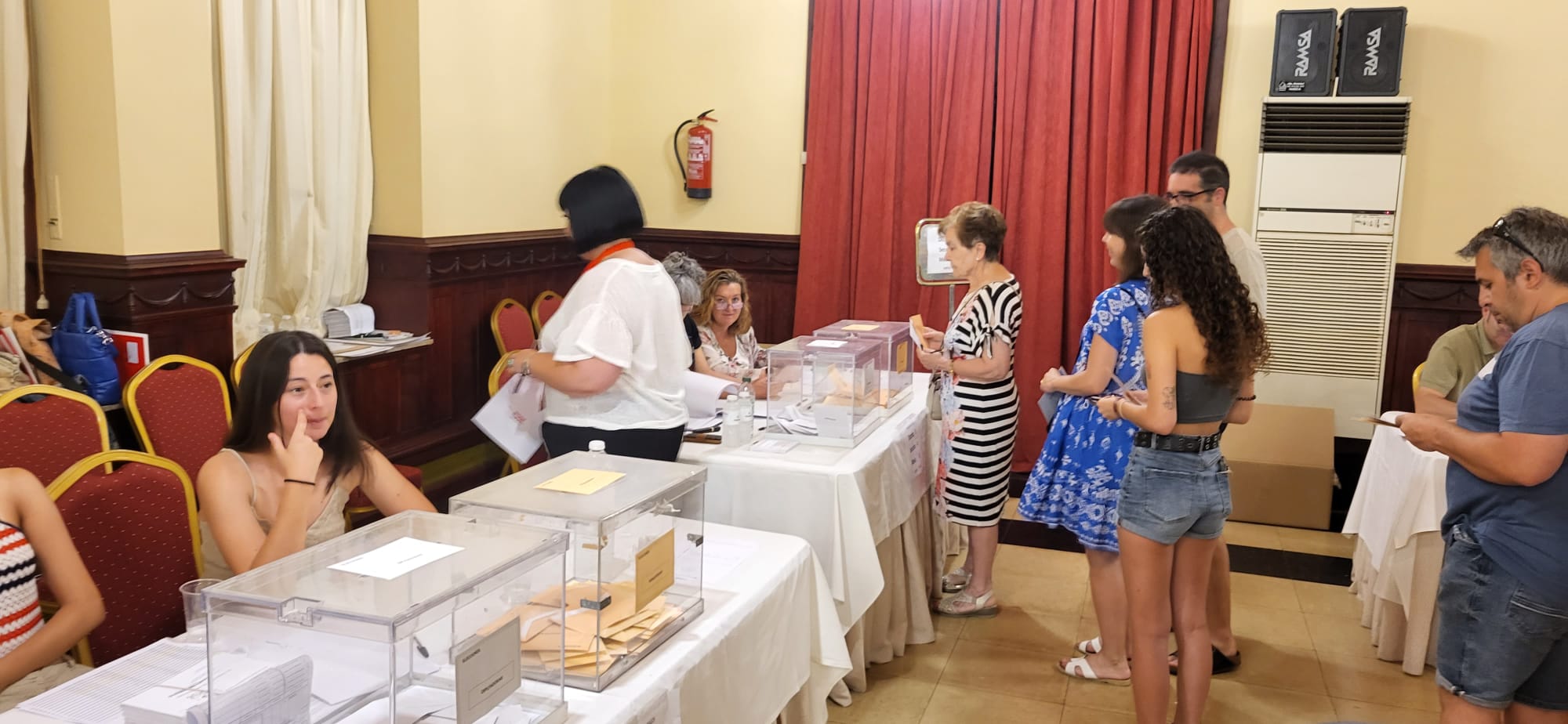 Votaciones en las elecciones generales en el Casino Oscense