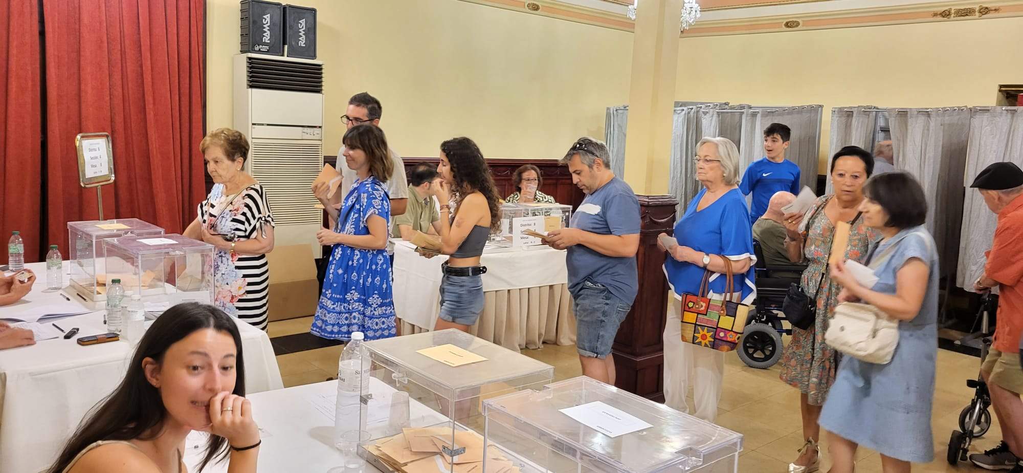 Votaciones en las elecciones generales en el Casino Oscense