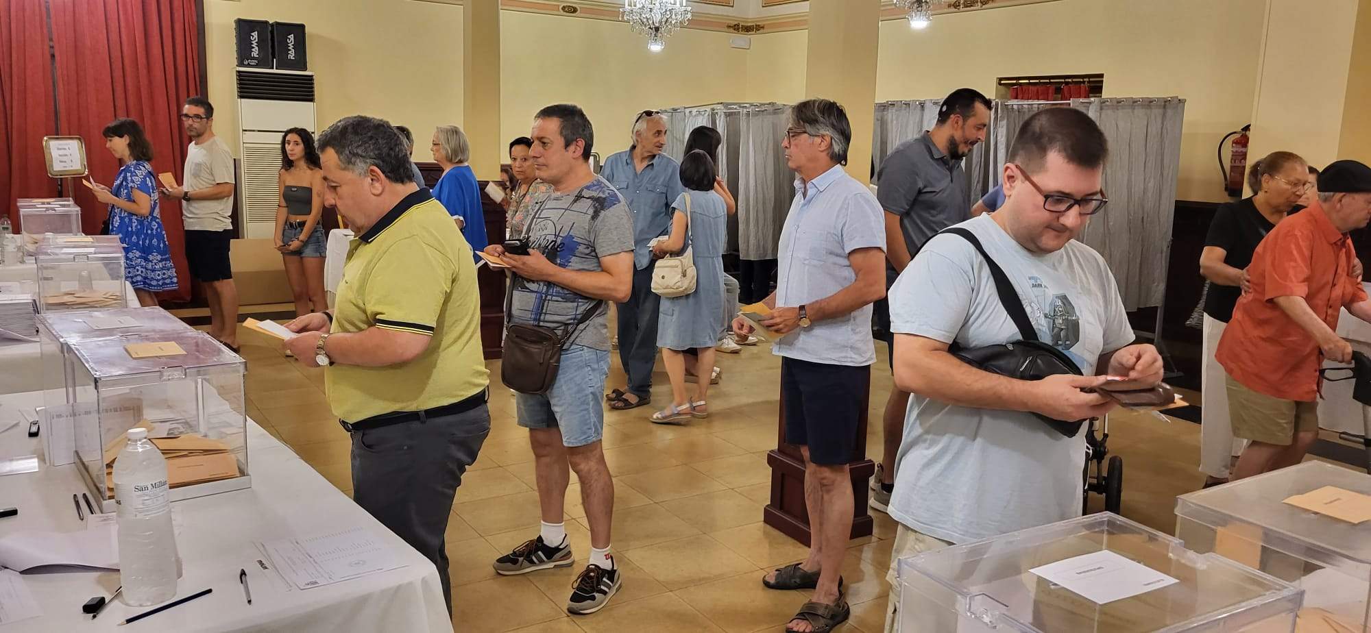 Votaciones en las elecciones generales en el Casino Oscense