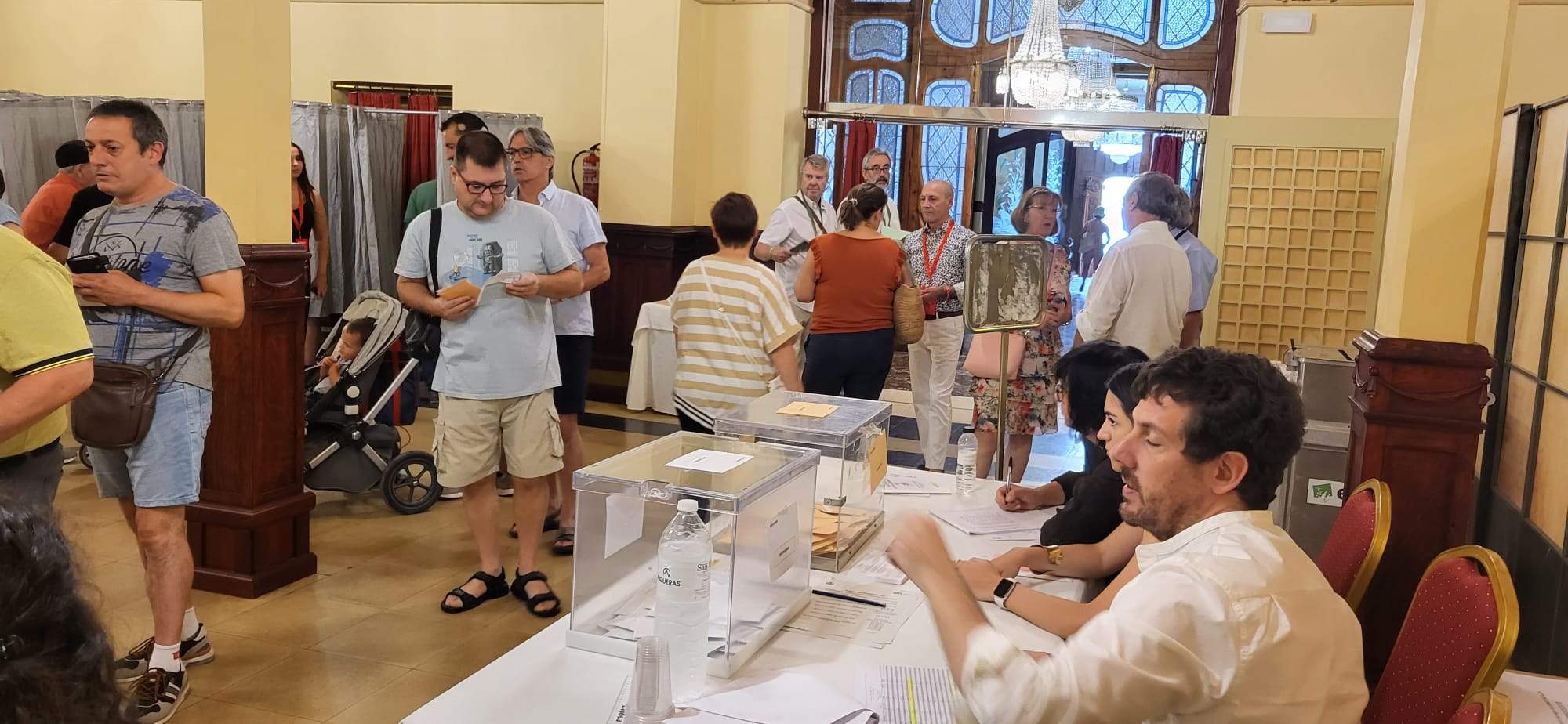 Votaciones en las elecciones generales en el Casino Oscense