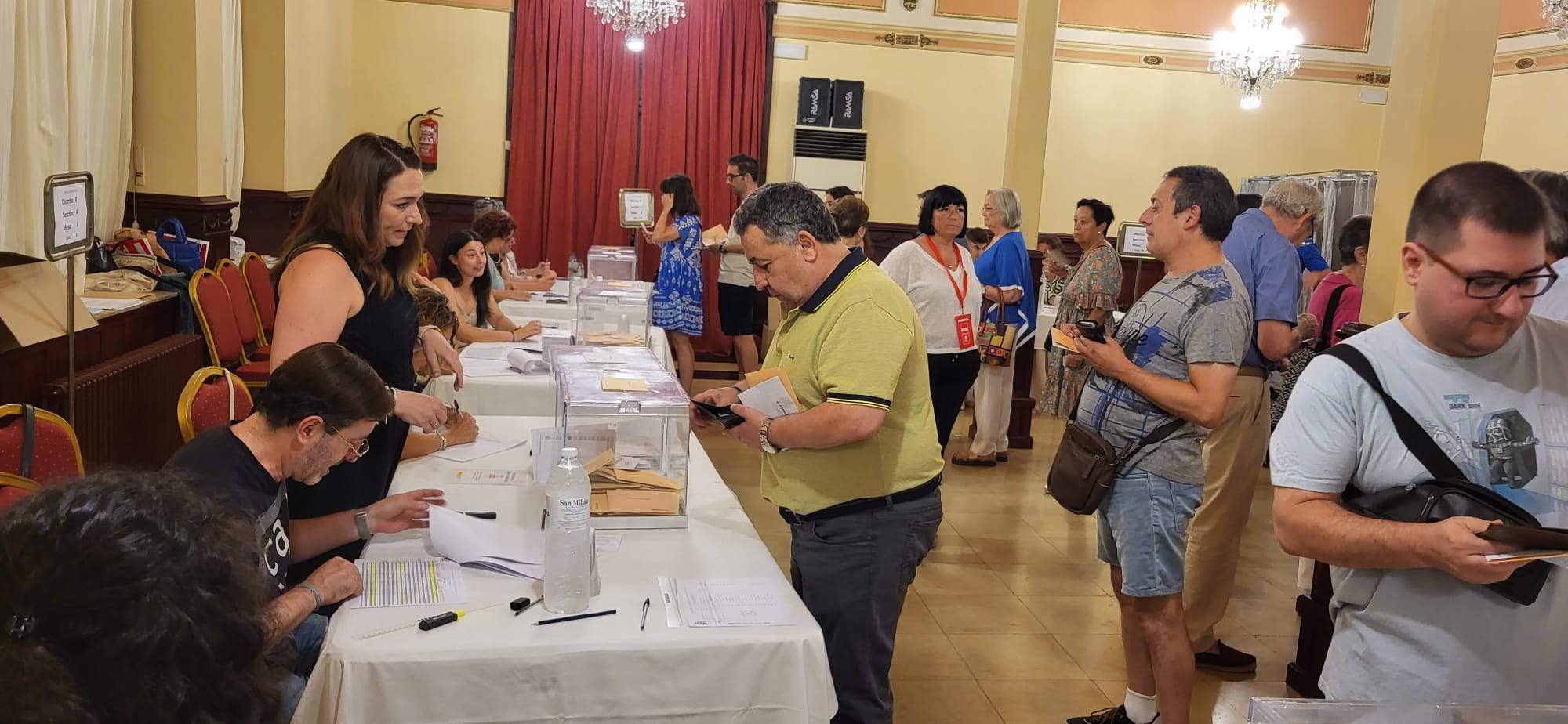 Votaciones en las elecciones generales en el Casino Oscense