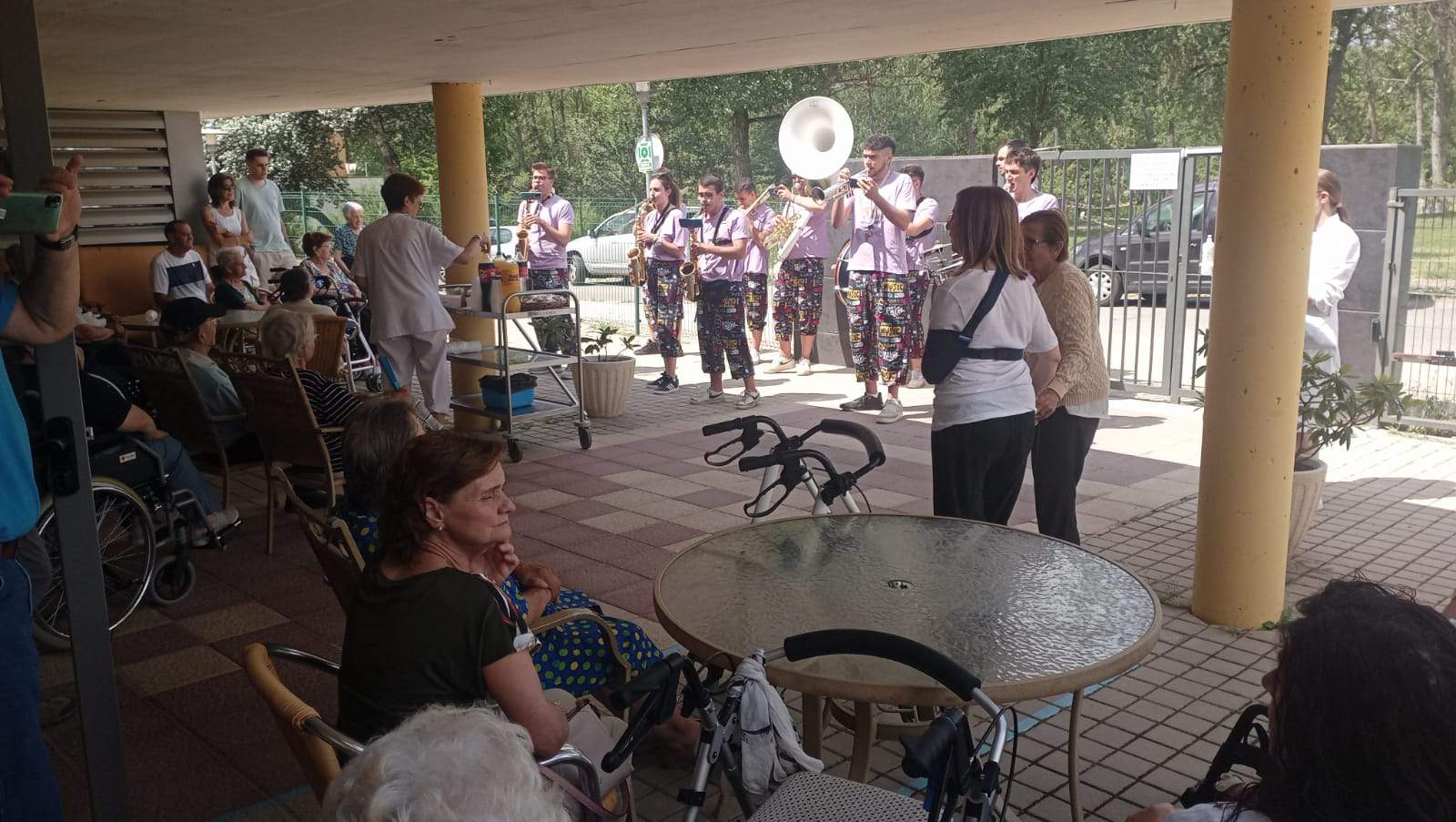 Actuación de la charanga Pintakoda en la residencia Alto Gállego de Sabiñánigo.