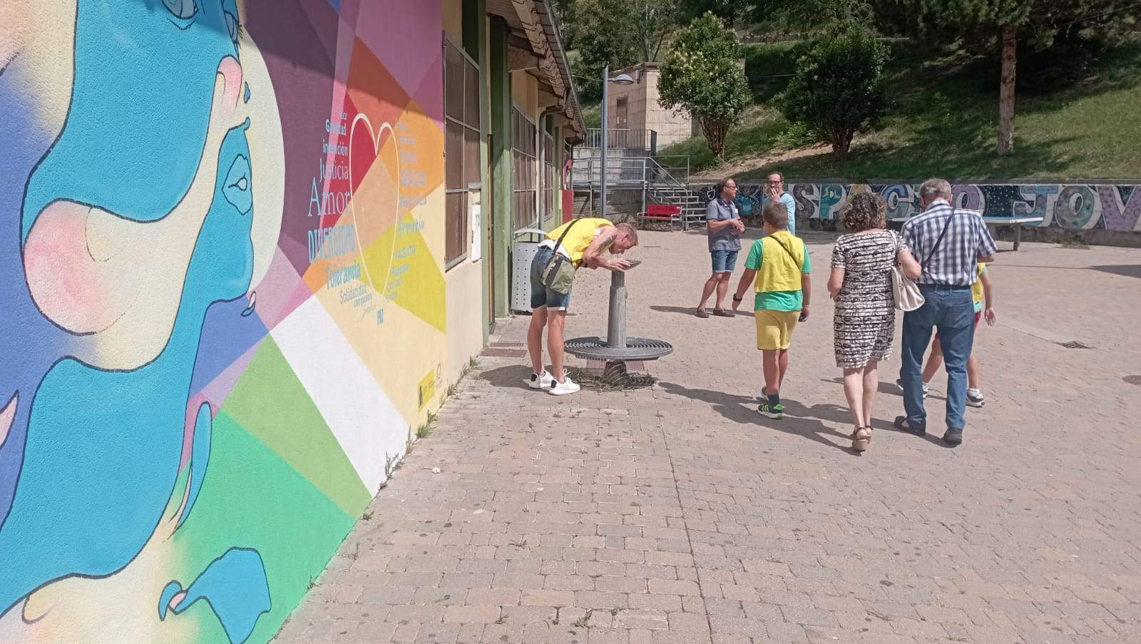 Entrada en el colegio electoral del Espacio Joven de Sabiñánigo.