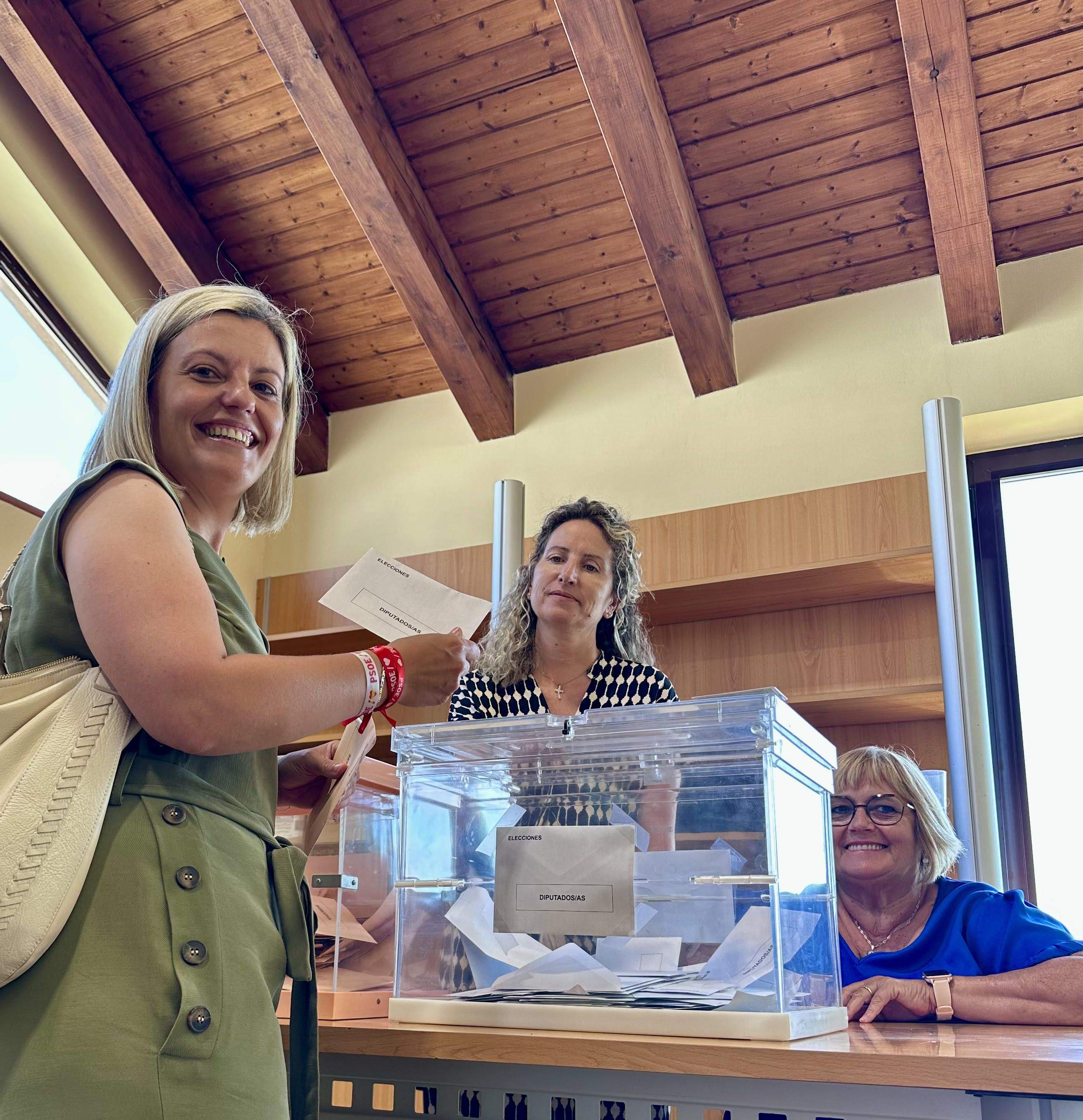 Begoña Nasarre depositando su voto este 23J.