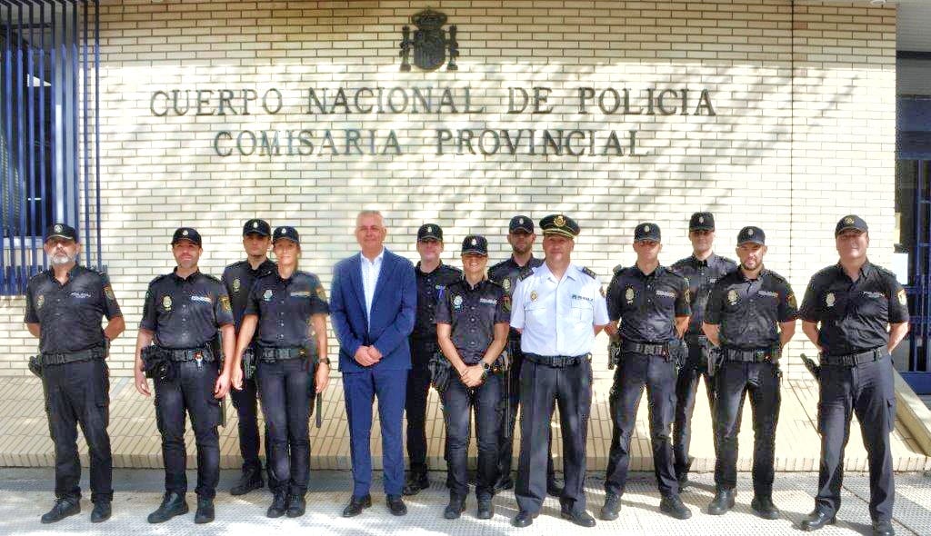 Policías en prácticas. ante la Comisaría de Huesca
