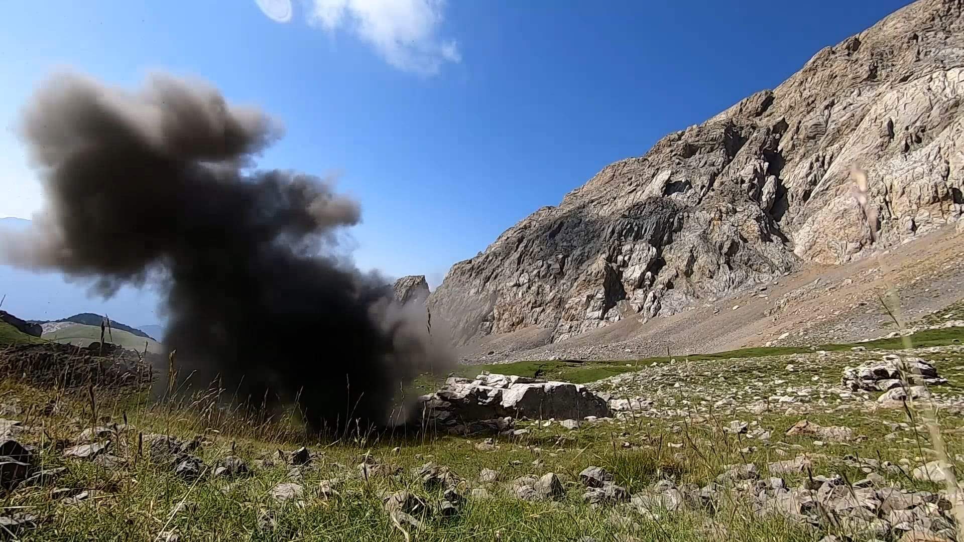 La Guardia Civil ha neutralización de una granada de la Guerra Civil en la colladeta del Ibón de Plan.