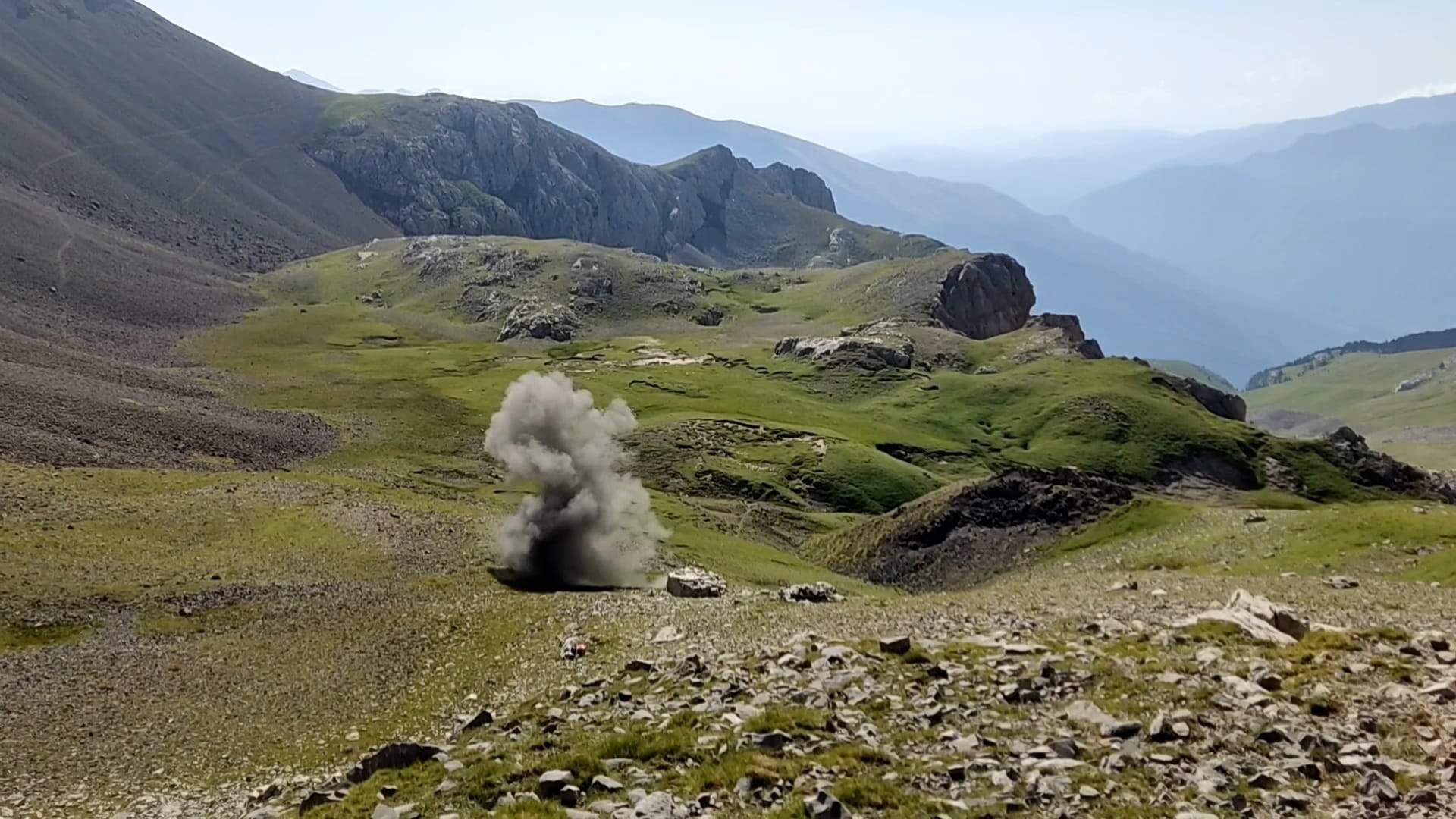 La Guardia Civil ha neutralización de una granada de la Guerra Civil en la colladeta del Ibón de Plan.