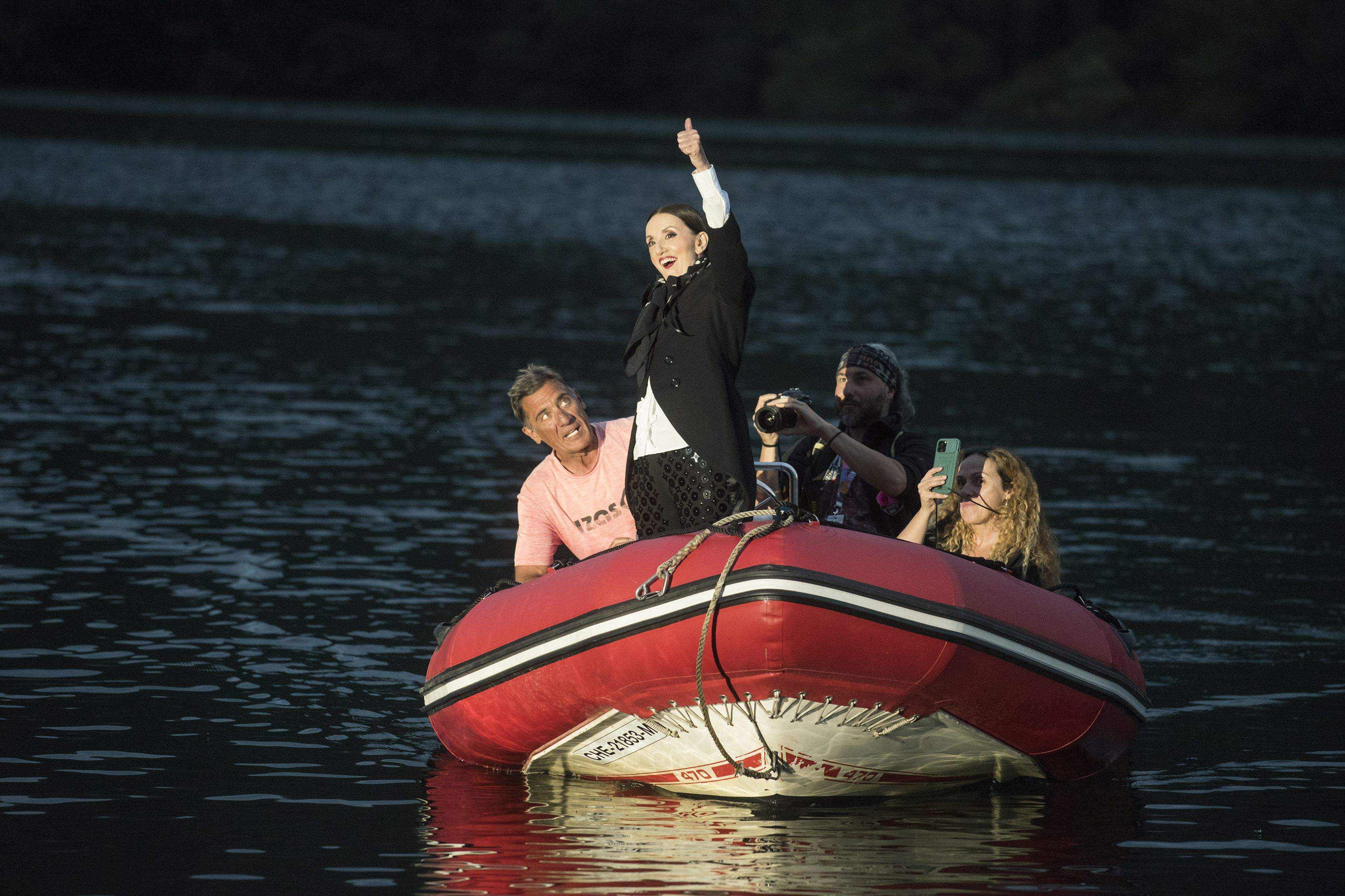 Luz Casal volvió a llegar en barca al escenario de Pirineos Sur. Foto Javier Blasco 