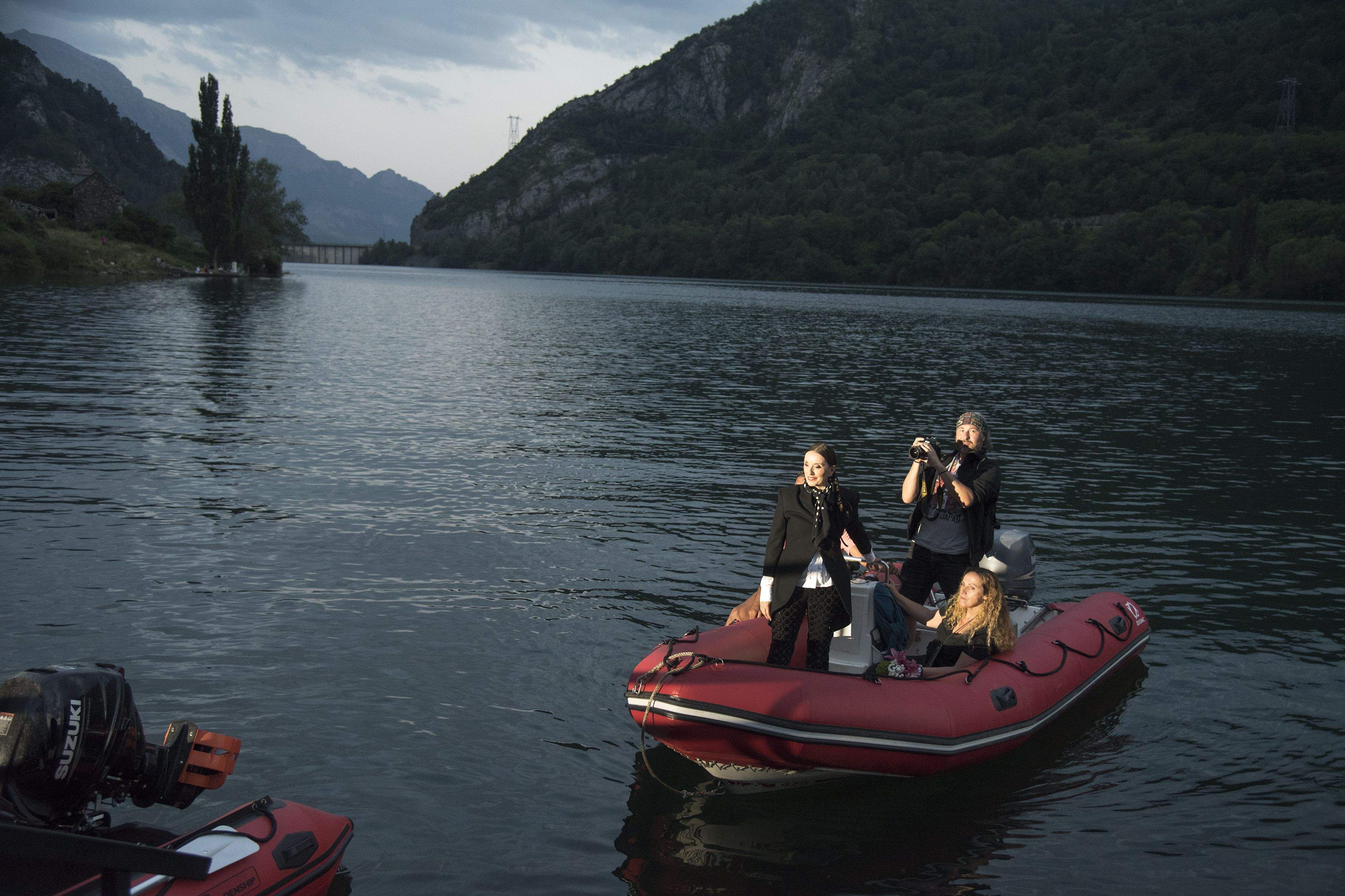 Luz Casal volvió a llegar en barca al escenario de Pirineos Sur. Foto Javier Blasco 
