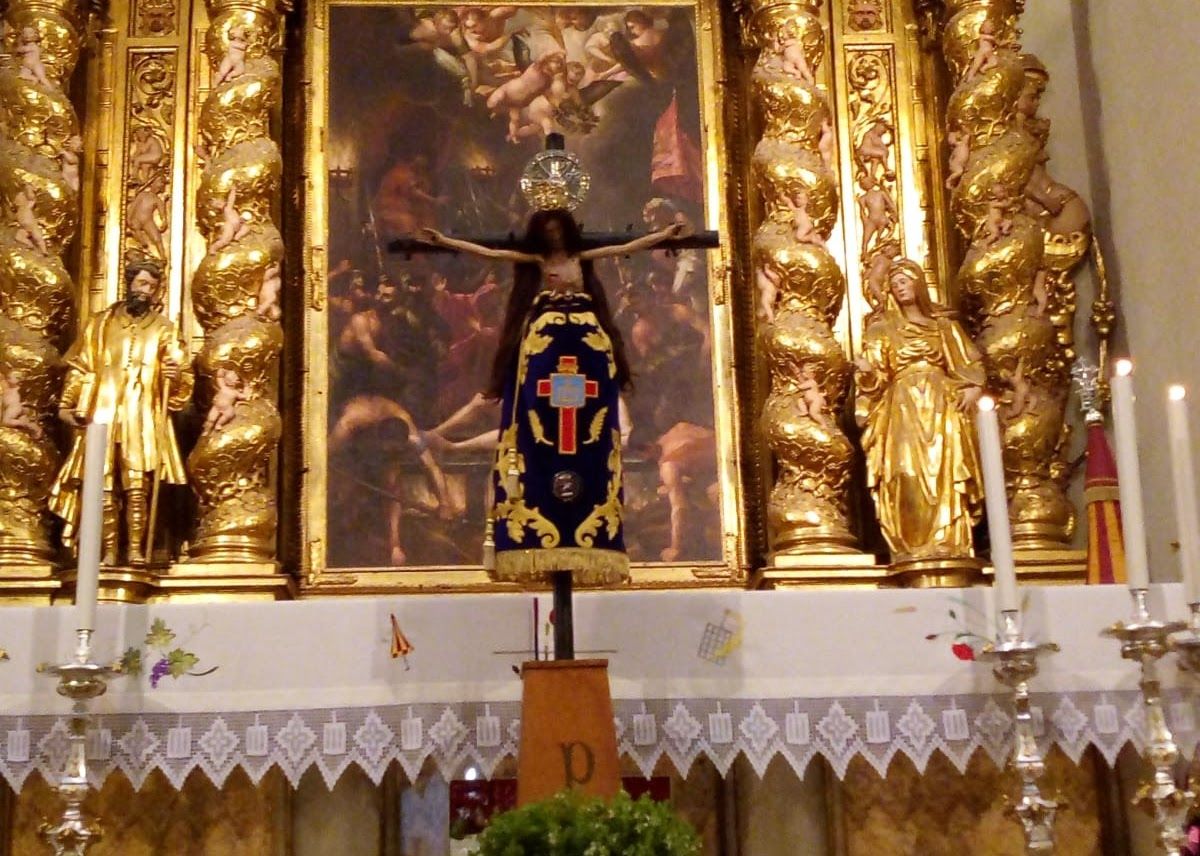 El Santo Cristo de los Milagros junto al retablo de la Basílica en 2019