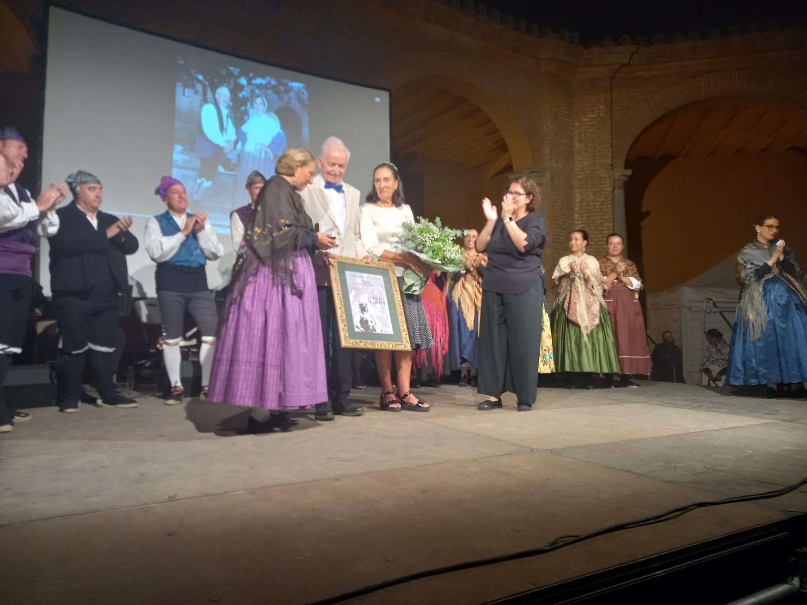 Entrega de un obsequio a Jorge Martín.