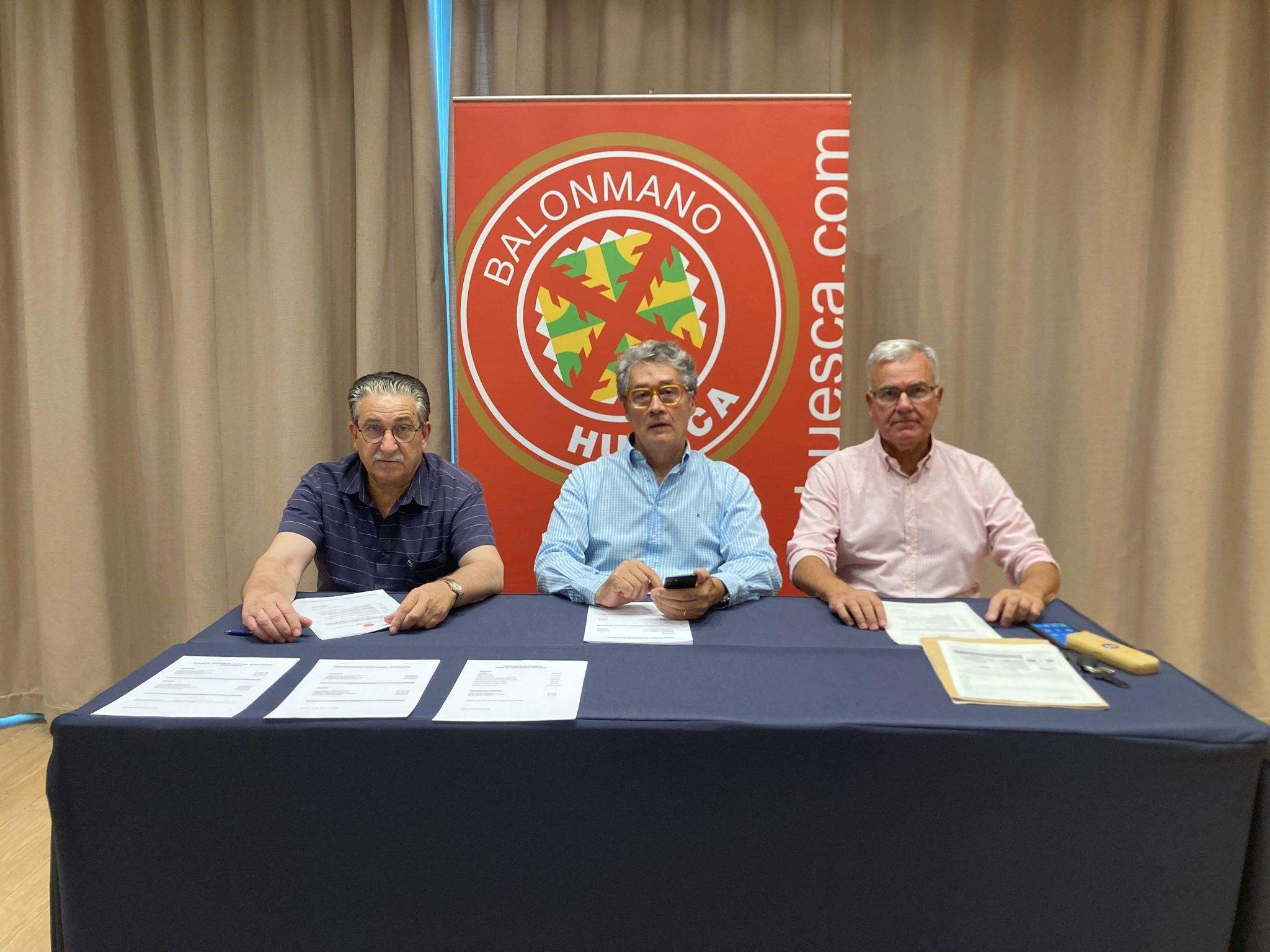Jesús Montorio (tesorero), Pachi Giné (presidente) y Fernando Udina (secretario) del Balonmano Huesca