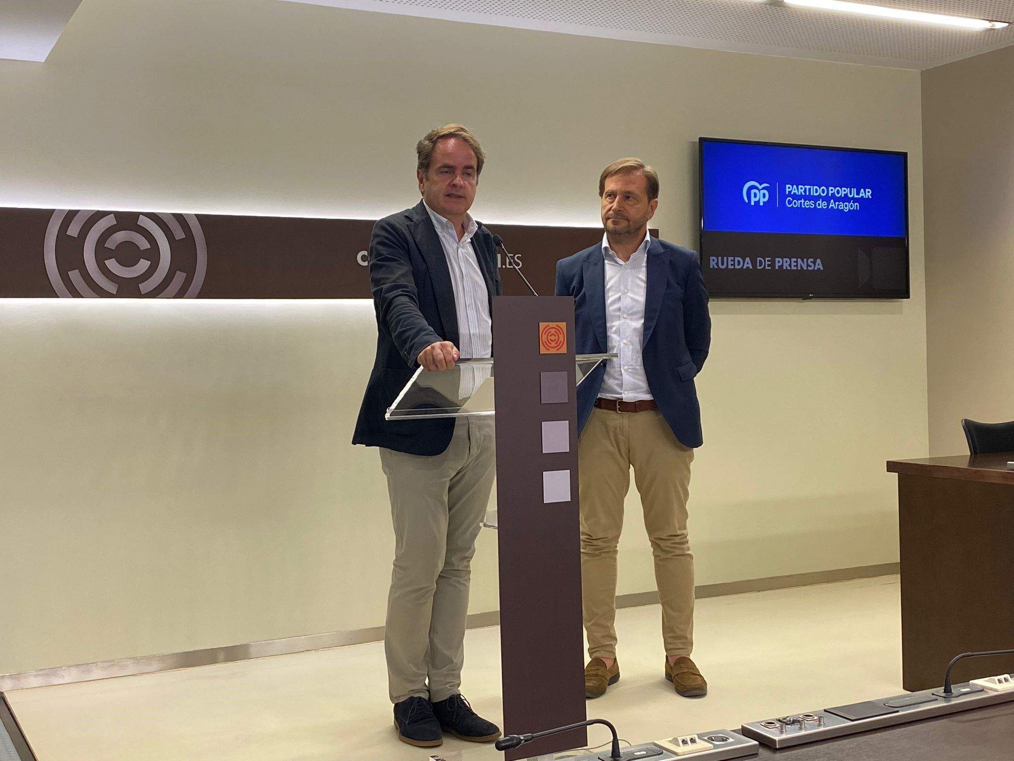 Roberto Bermúdez de Castro y Fernando Ledesma tras la reunión para el teraaspaso de poderes