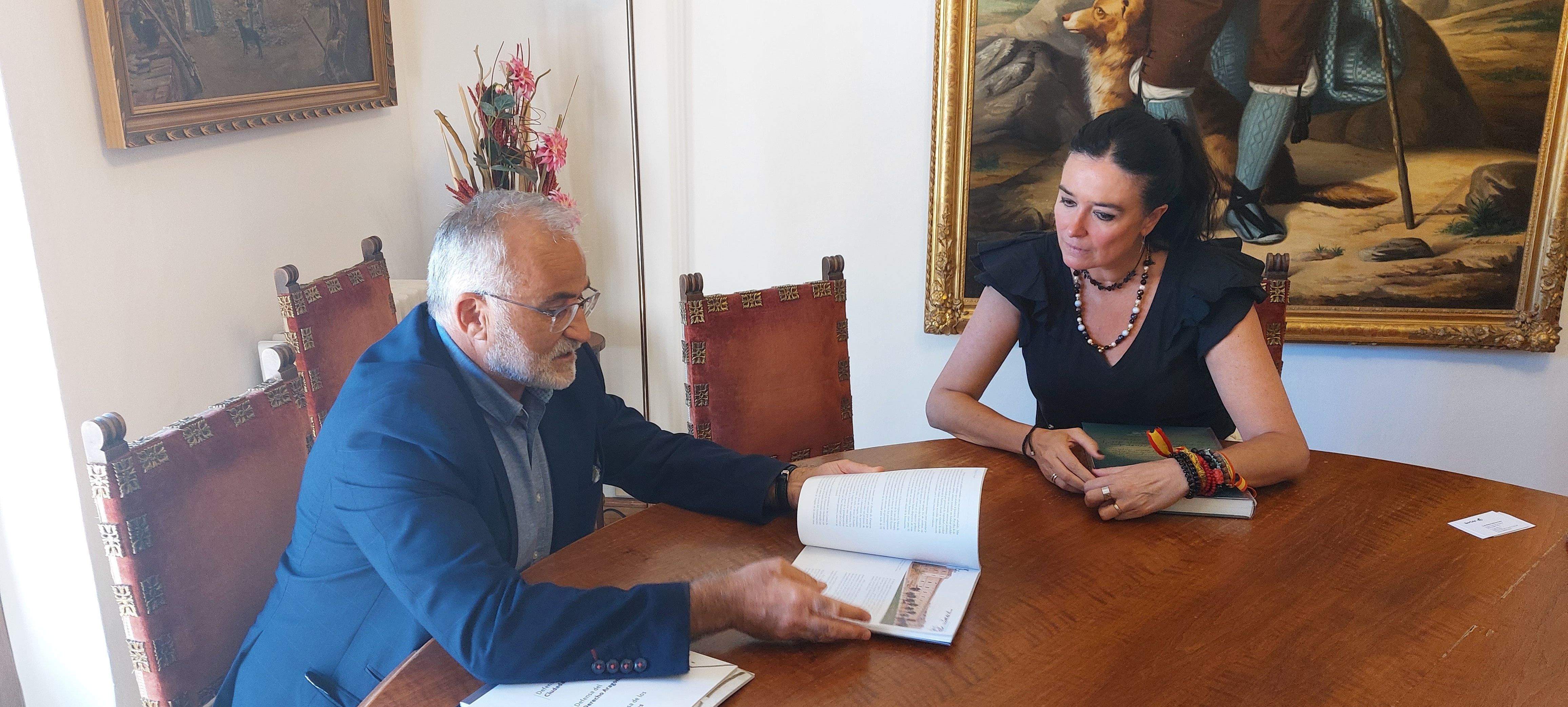 Javier Hernández, lugarteniente del Justicia, con Lorena Orduna, alcaldesa de Huesca.