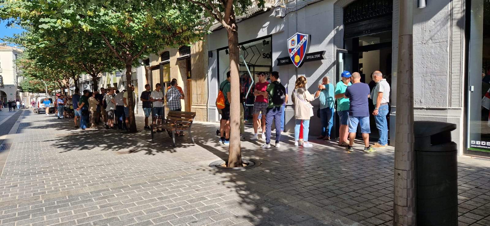 Colas en la tienda del Huesca en la anterior temporada