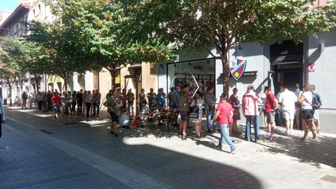Colas en la tienda del Huesca esta mañana Colas en la tienda del Huesca esta mañana