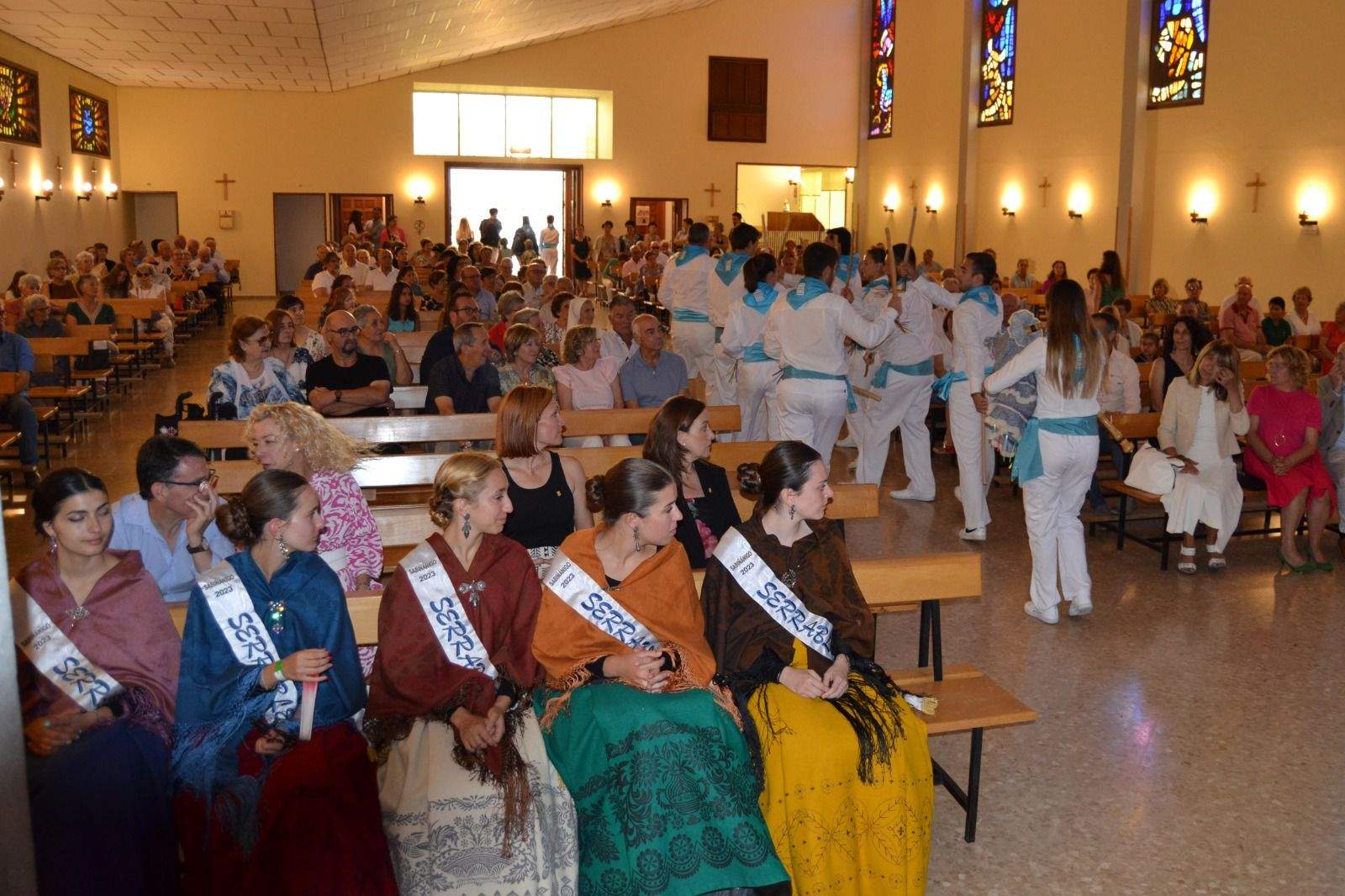 Actuación de los Danzantes de Sabiñánigo en la misa en honor a Santiago.
