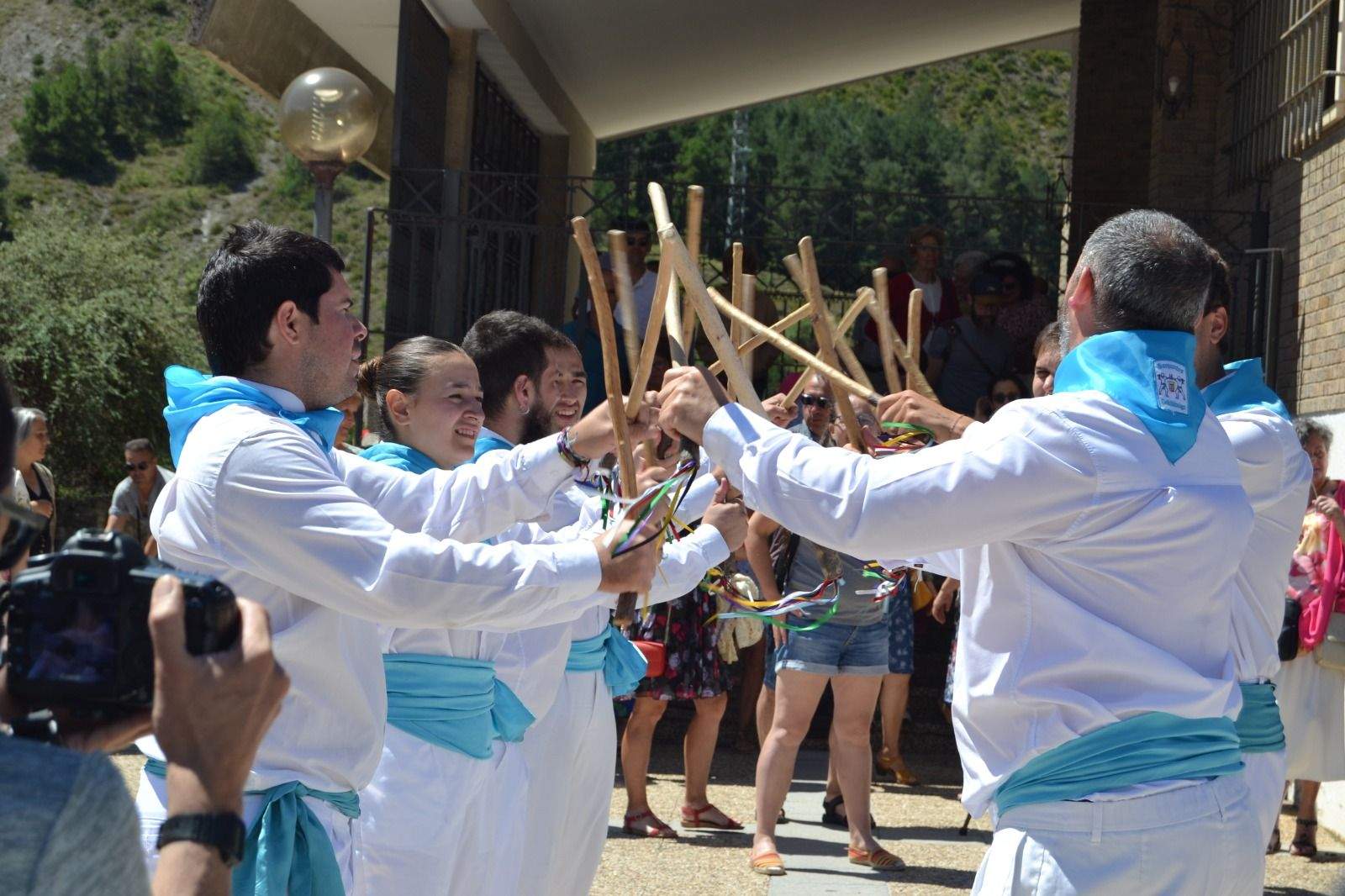 Representación del Dance de Sabiñánigo en las fiestas de Santiago.