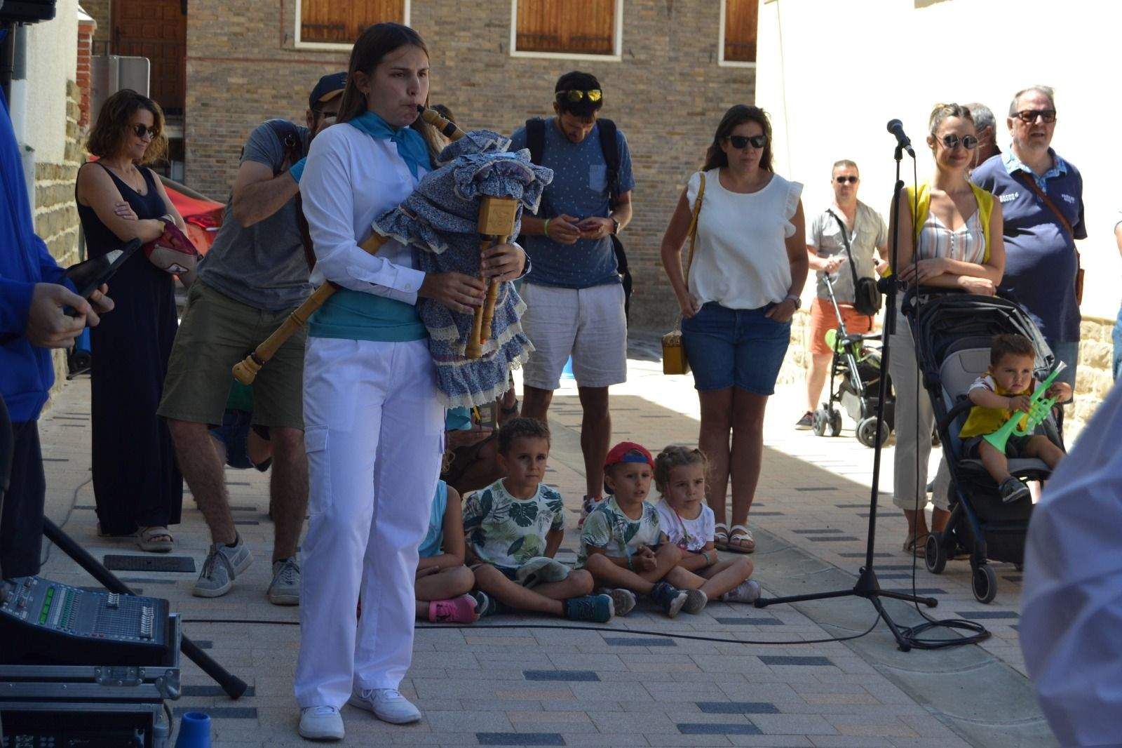 Representación del Dance de Sabiñánigo en las fiestas de Santiago.