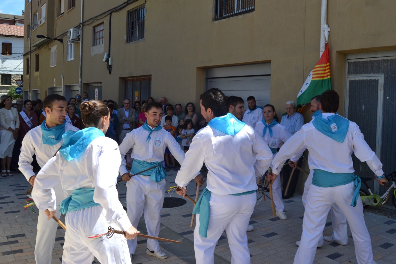 Representación del Dance de Sabiñánigo en las fiestas de Santiago.
