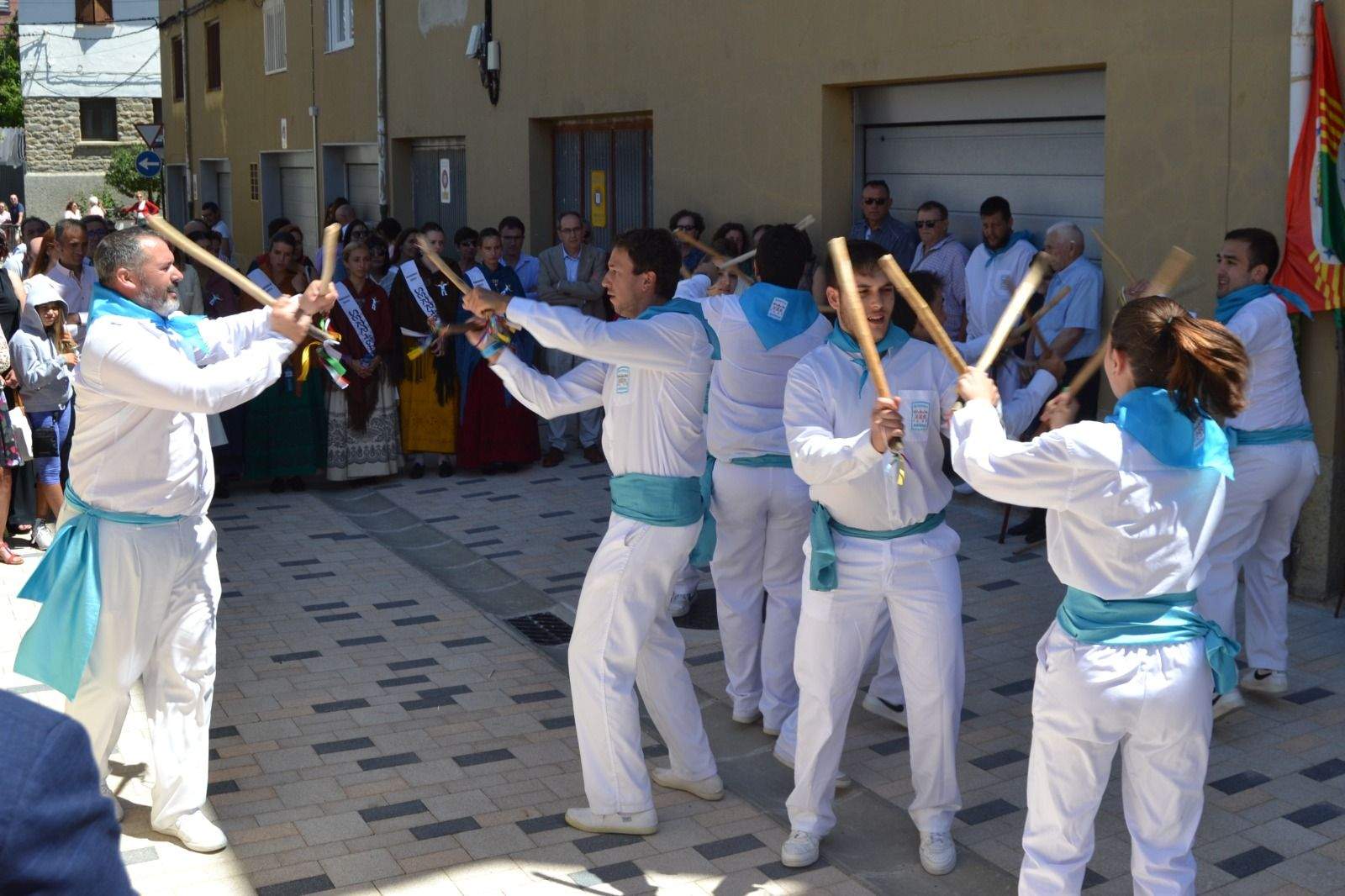 Representación del Dance de Sabiñánigo en las fiestas de Santiago.