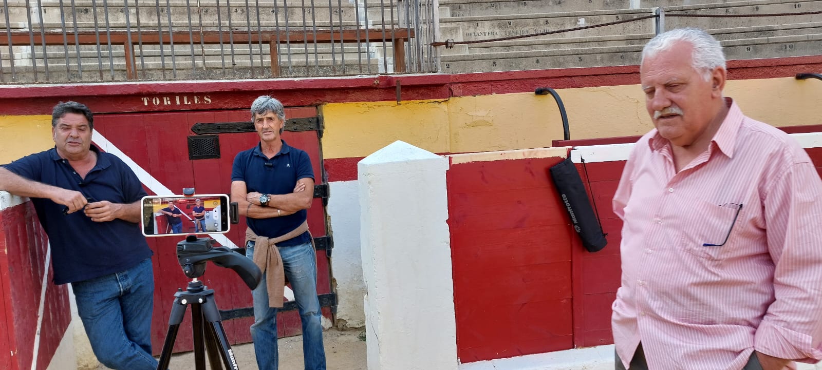 Los hermanos Oscoz, ante la puerta de toriles de la plaza de toros de Huesca