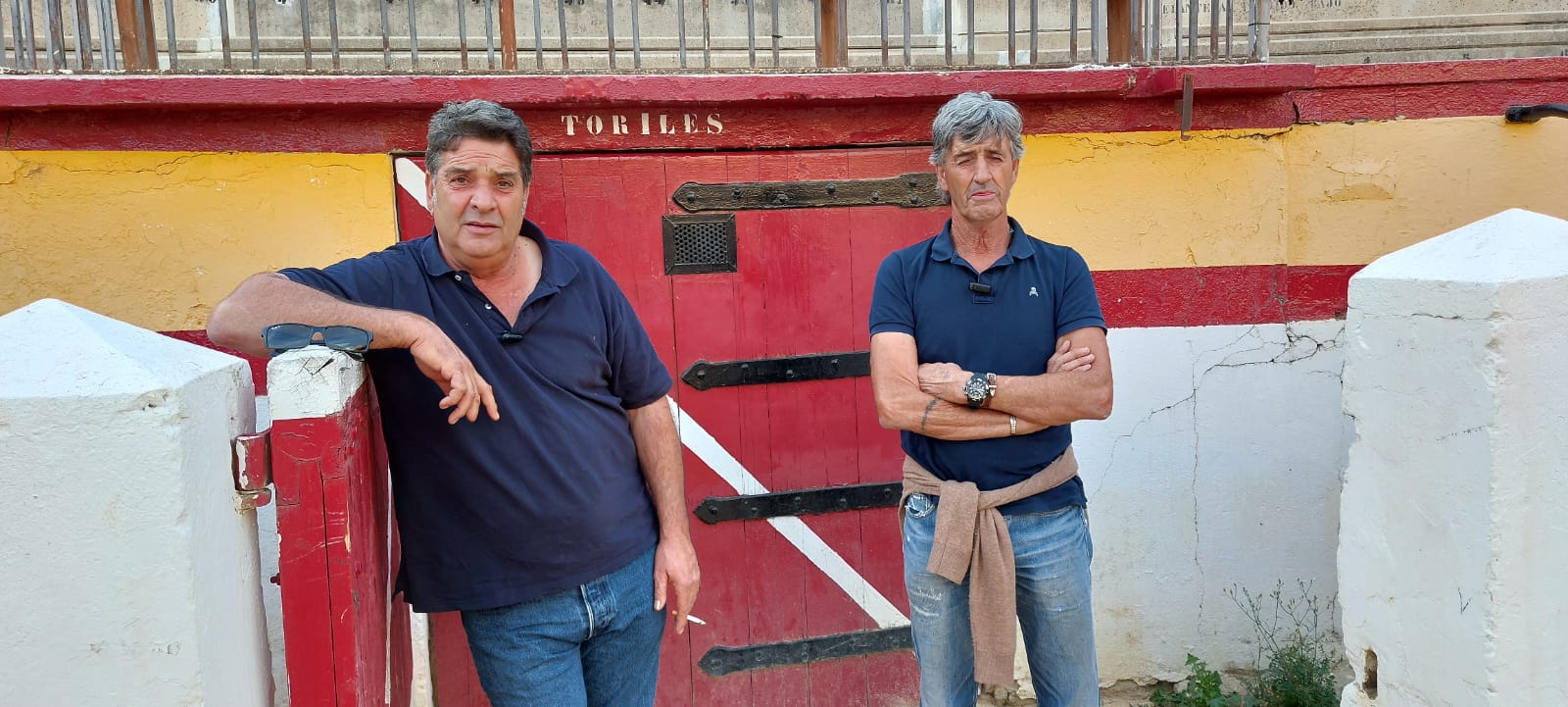 Los hermanos Oscoz, ante la puerta de toriles de la plaza de toros de Huesca