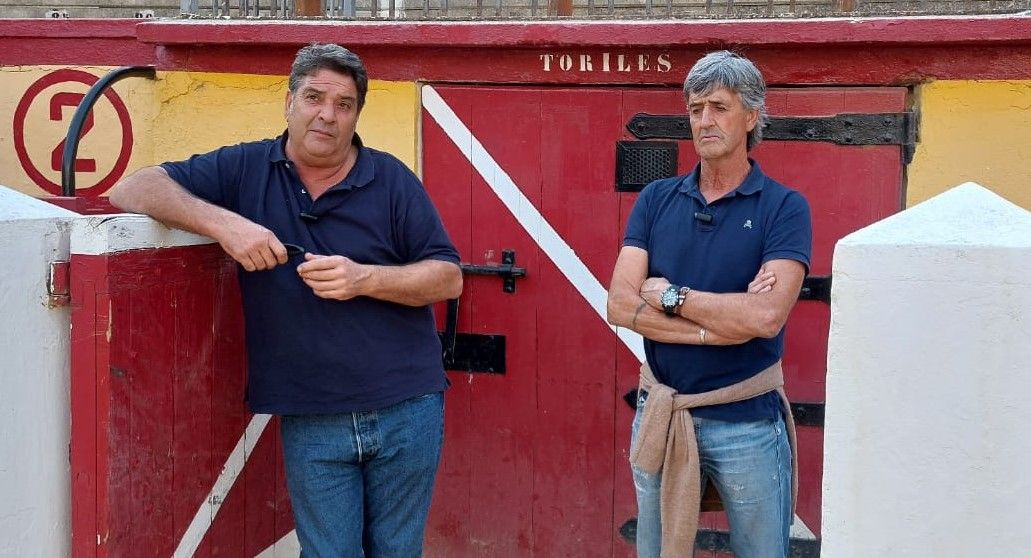 Los hermanos Oscoz, ante la puerta de toriles de la plaza de toros de Huesca