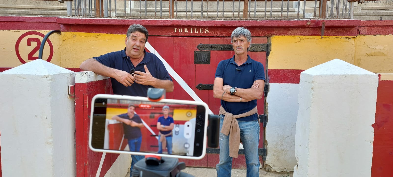 Los hermanos Oscoz, ante la puerta de toriles de la plaza de toros de Huesca