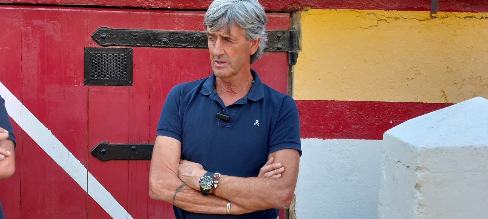 Los hermanos Oscoz, ante la puerta de toriles de la plaza de toros de Huesca