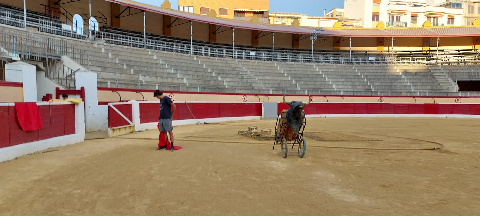 Los hermanos Oscoz, ante la puerta de toriles de la plaza de toros de Huesca