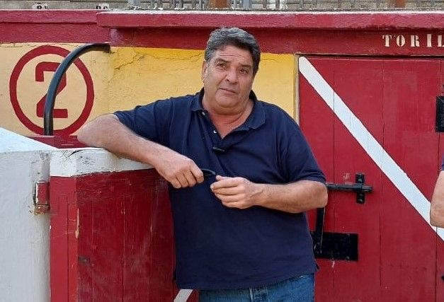 Los hermanos Oscoz, ante la puerta de toriles de la plaza de toros de Huesca