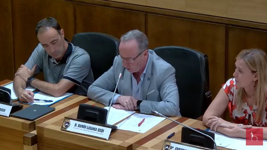 Fernando Lasaosa, en su intervención. Luz verde a la Parrilla de Oro para Lles y Brun, aunque PSOE y VOX critican que se otorgue a personal del Ayuntamiento